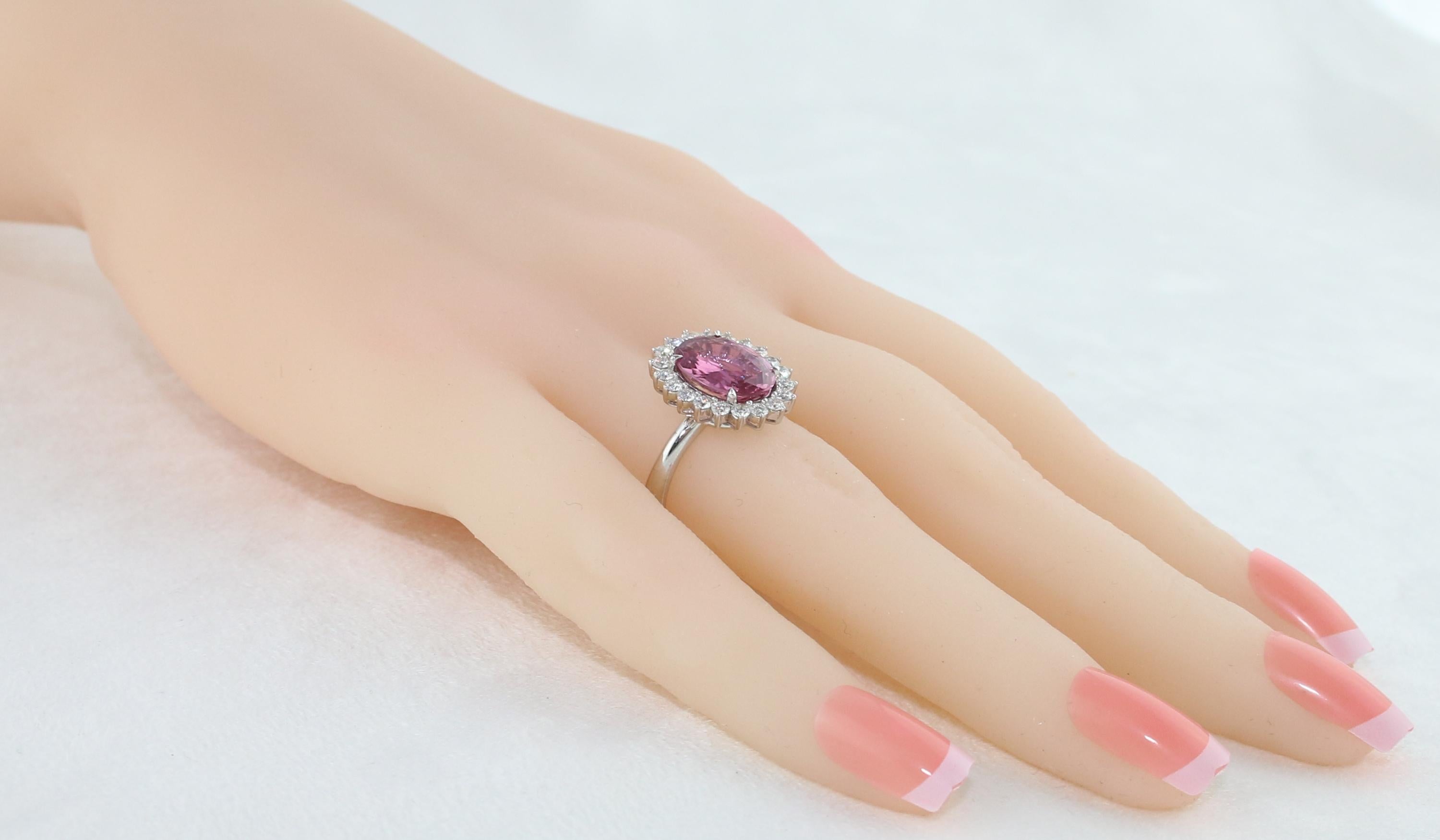 AGL Certified 4.06 Carat Oval Pink Sapphire Diamond Gold Ring In New Condition For Sale In New York, NY