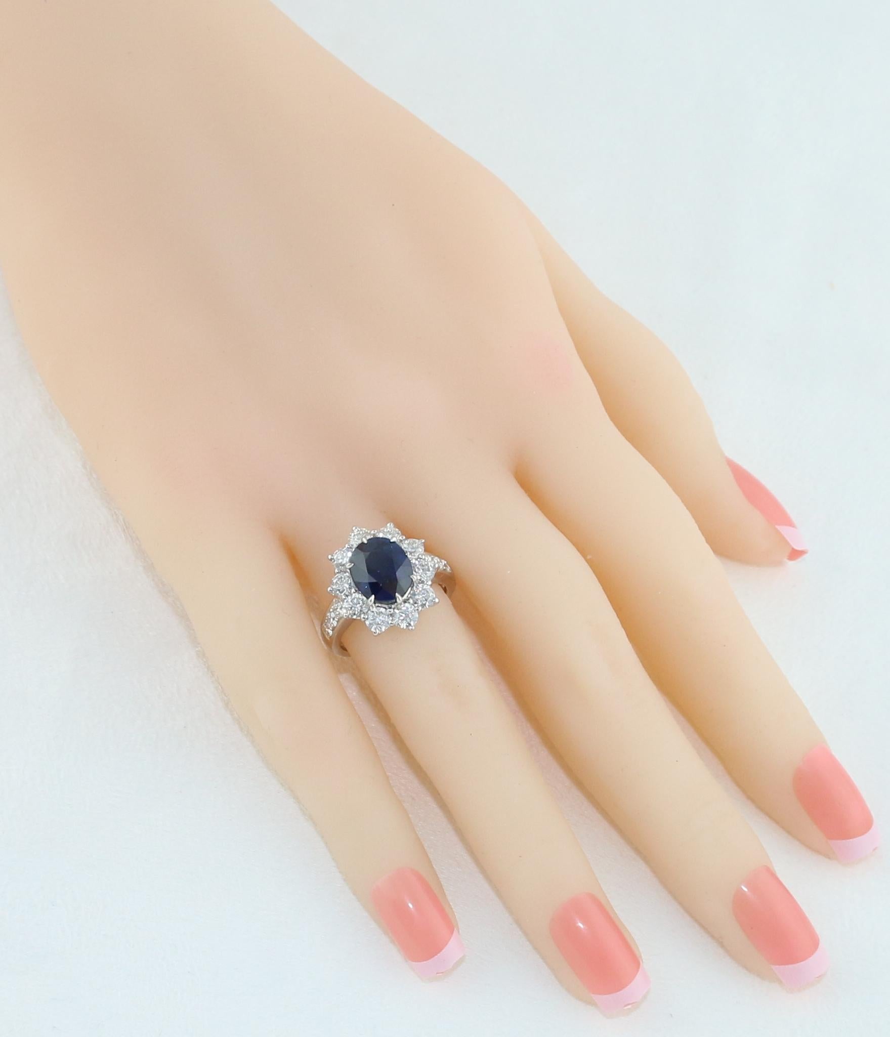 Goldring, AGL-zertifizierter 4,07 Karat unbehandelter ovaler blauer Saphir, Diamant im Zustand „Neu“ im Angebot in New York, NY