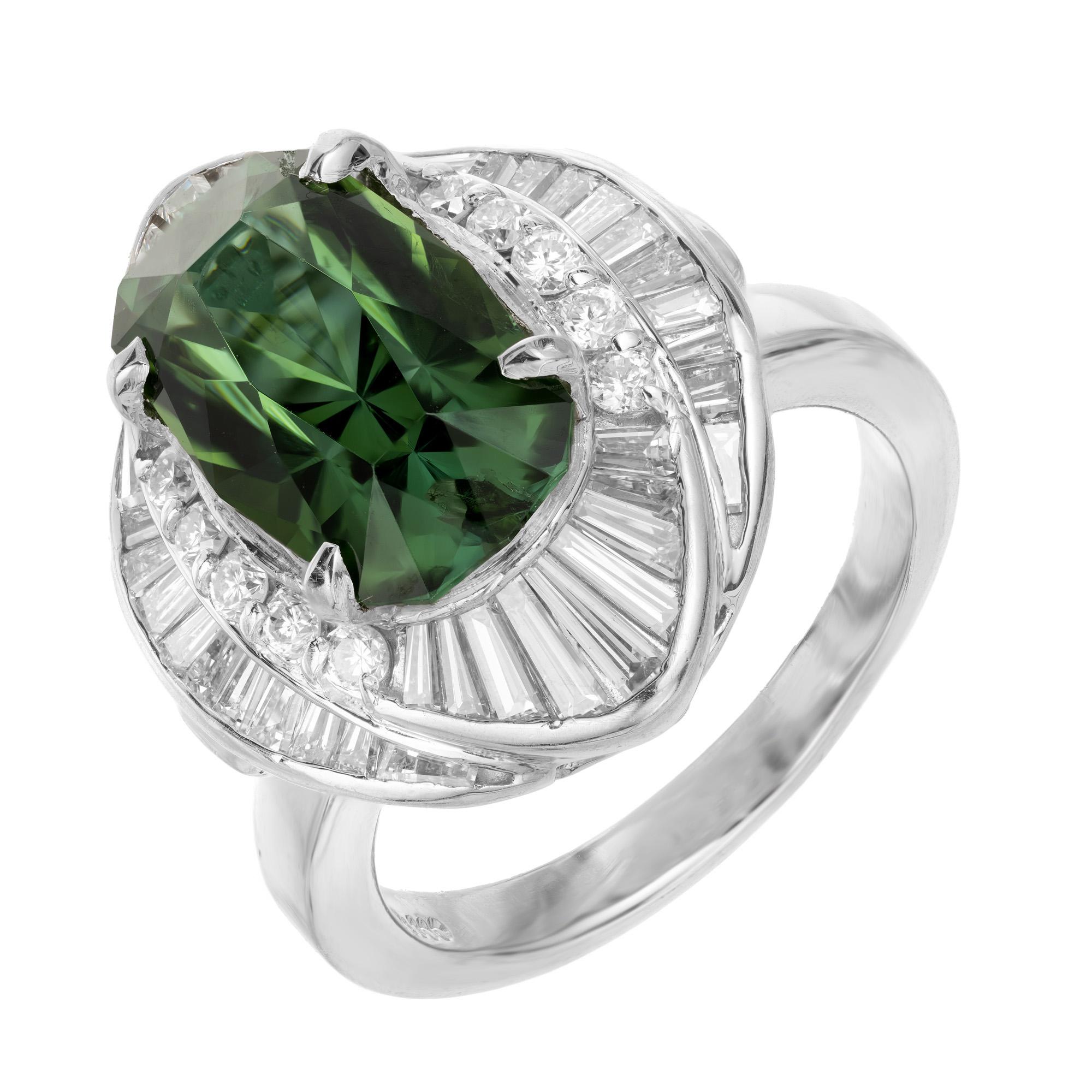 Handgefertigter Turmalin- und Diamant-Cocktailring im Prinzessinnen-Stil aus den 1960er Jahren. Der Turmalin in der Mitte ist ein langgestreckter Kissenschliff mit einer satten grünen Farbe. Der Edelstein ist mit einem doppelten Halo aus runden und