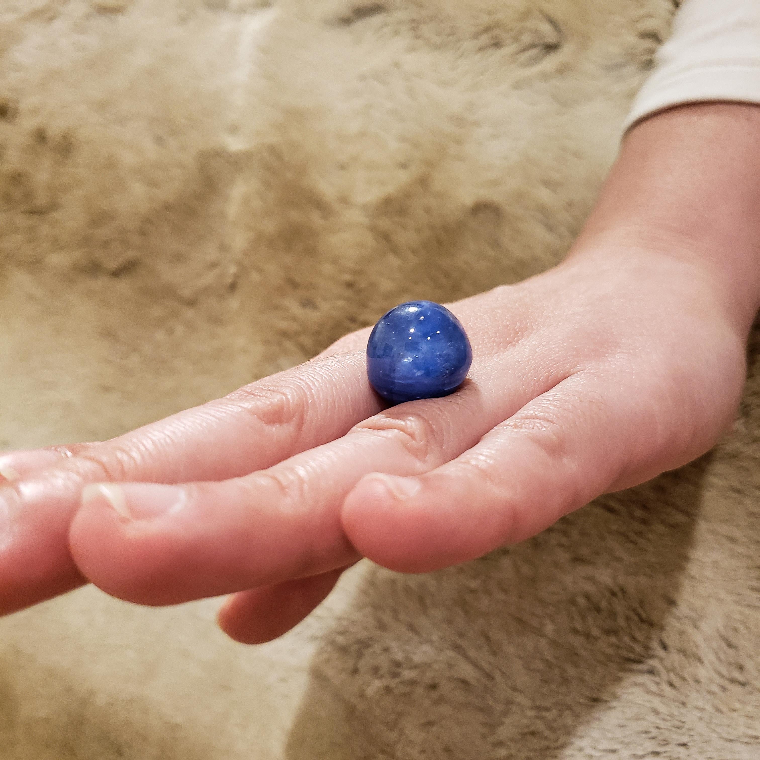 Der 41,62 Karat blaue Saphir im Cabochon-Schliff ist AGL-zertifiziert im Angebot 2