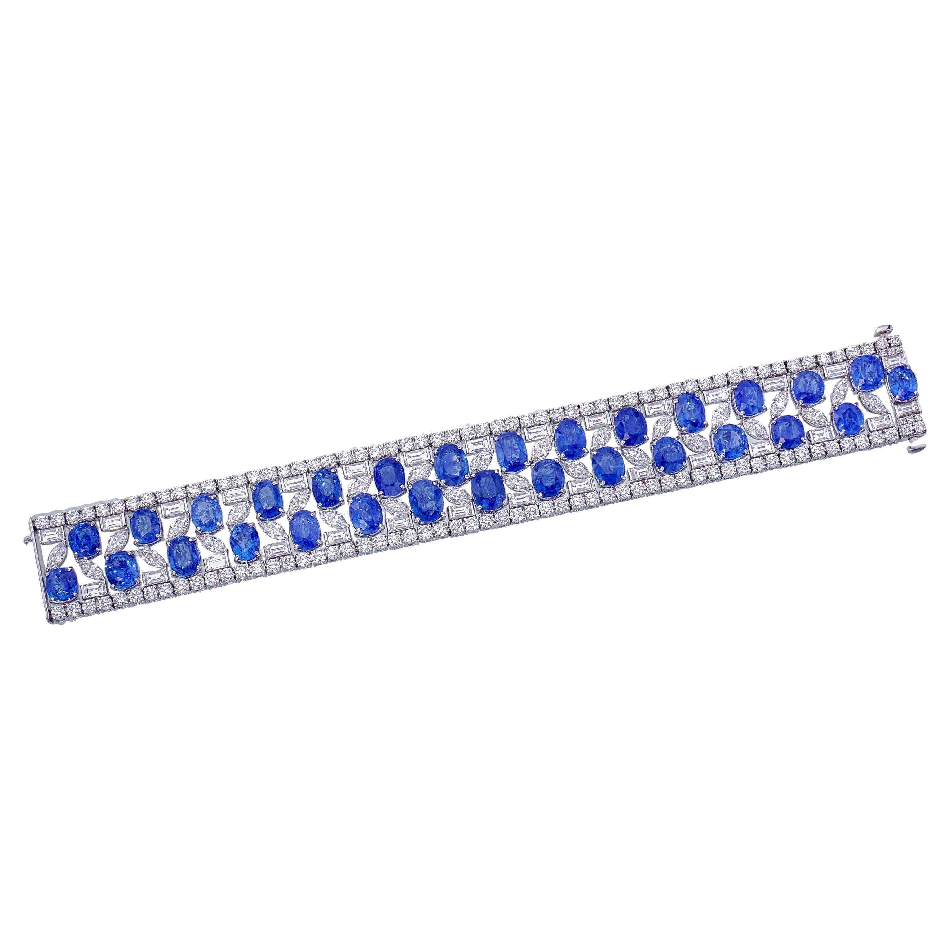 Élégant saphir bleu et diamant de Birmanie sans traitement thermique  présenté par Jewell est réalisé en or blanc 18 carats.

Il est serti de 29 saphirs bleus ovales vibrants pesant 43,80 carats environ. Il s'agit d'une trouvaille rare de saphir