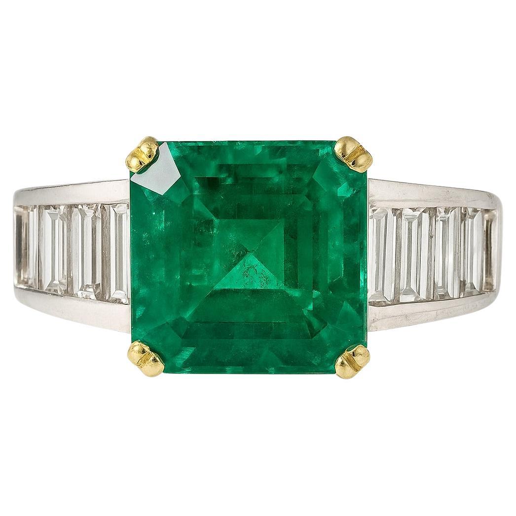 Dieser exquisite Ring zeigt einen natürlichen kolumbianischen Smaragd mit einem Gewicht von 4,59 Karat, der von AGL als kolumbianischer Ursprung mit einer sehr seltenen unbedeutenden traditionellen Klarheitsverbesserung zertifiziert wurde - ein