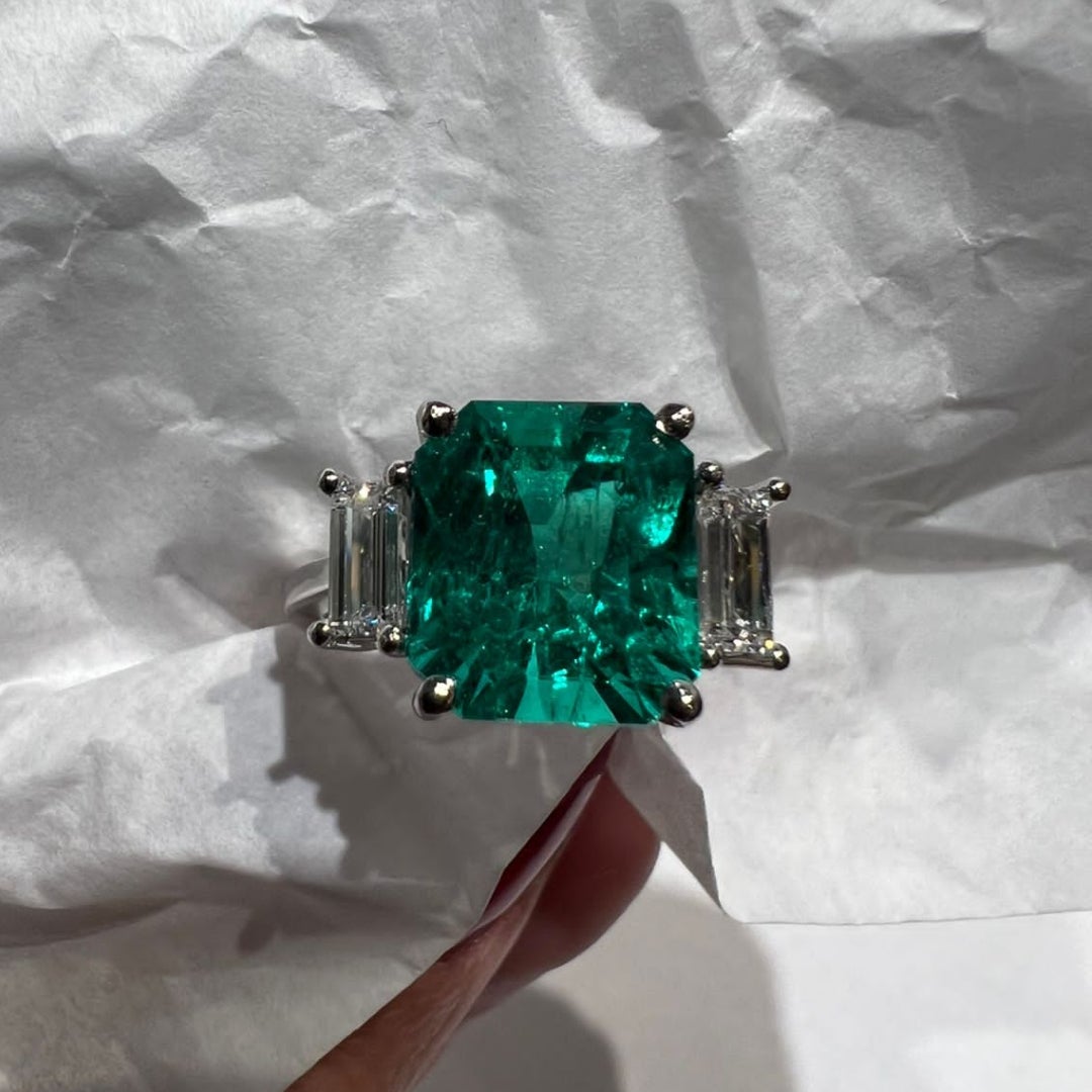 Description: Oversized Emerald Ring- Art-Déco Inspired
Date: 2023
Provenance/origin: Handcrafted in Colombia
Designer: SLÓ Fine Jewelry
Weight: 7 gr
Material:  18k white gold
Stones: Emerald cut center stone (4,75 cts.) - Moderate oil treated