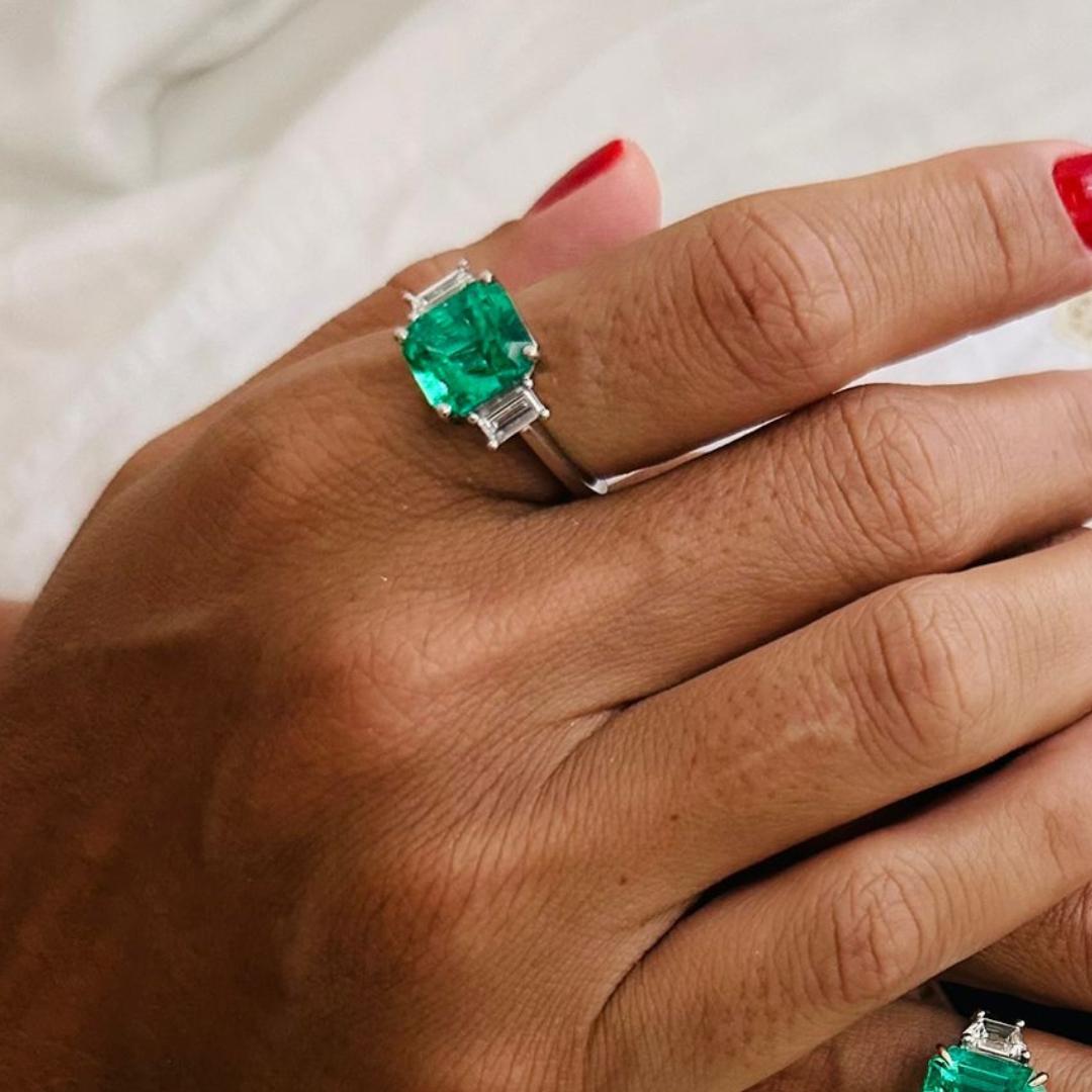 Contemporary AGL Certified 4.75 Carat Colombian Emerald Cocktail Ring For Sale