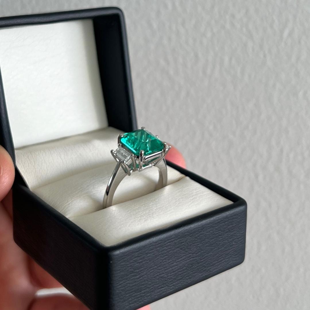AGL Certified 4.75 Carat Colombian Emerald Cocktail Ring In New Condition For Sale In Bogotá, Bogotá