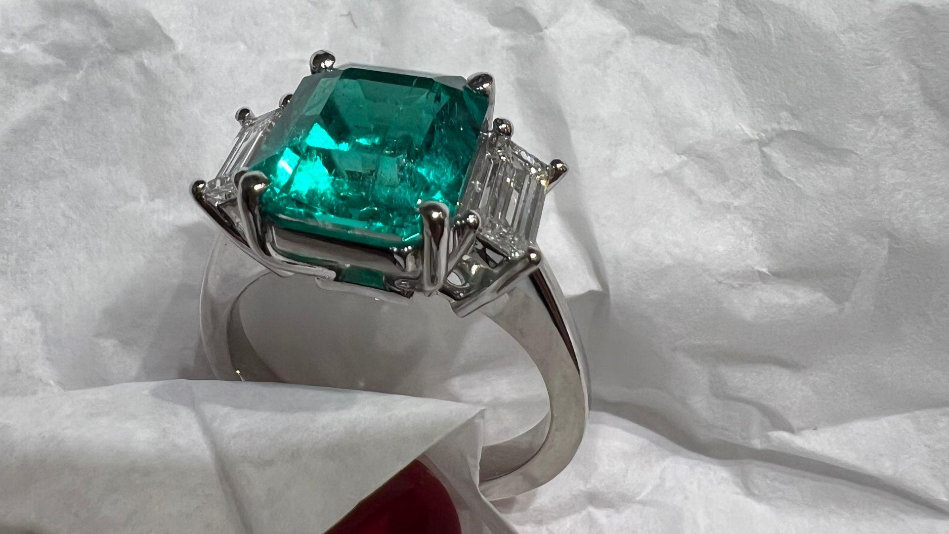 AGL Certified 4.75 Carat Colombian Emerald Cocktail Ring For Sale 1