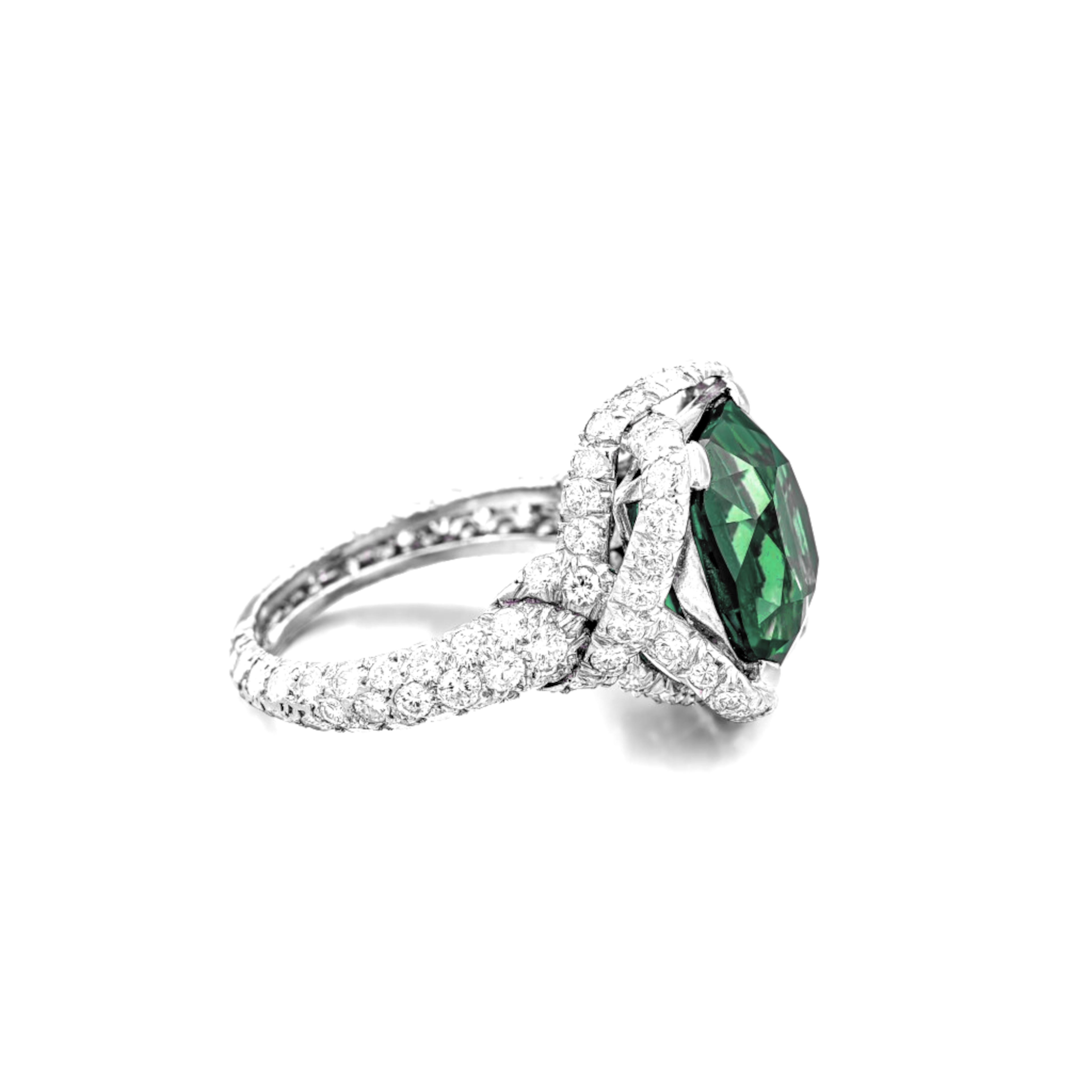 5,06 Karat grüner Smaragd im Kissenschliff, gefasst in luxuriösem Platin, das Eleganz und Raffinesse ausstrahlt. 

Flankiert wird der Mittelstein von runden Brillanten im Pave-Schliff  Diamanten, ebenfalls in der Farbe D/E, die die Gesamtästhetik
