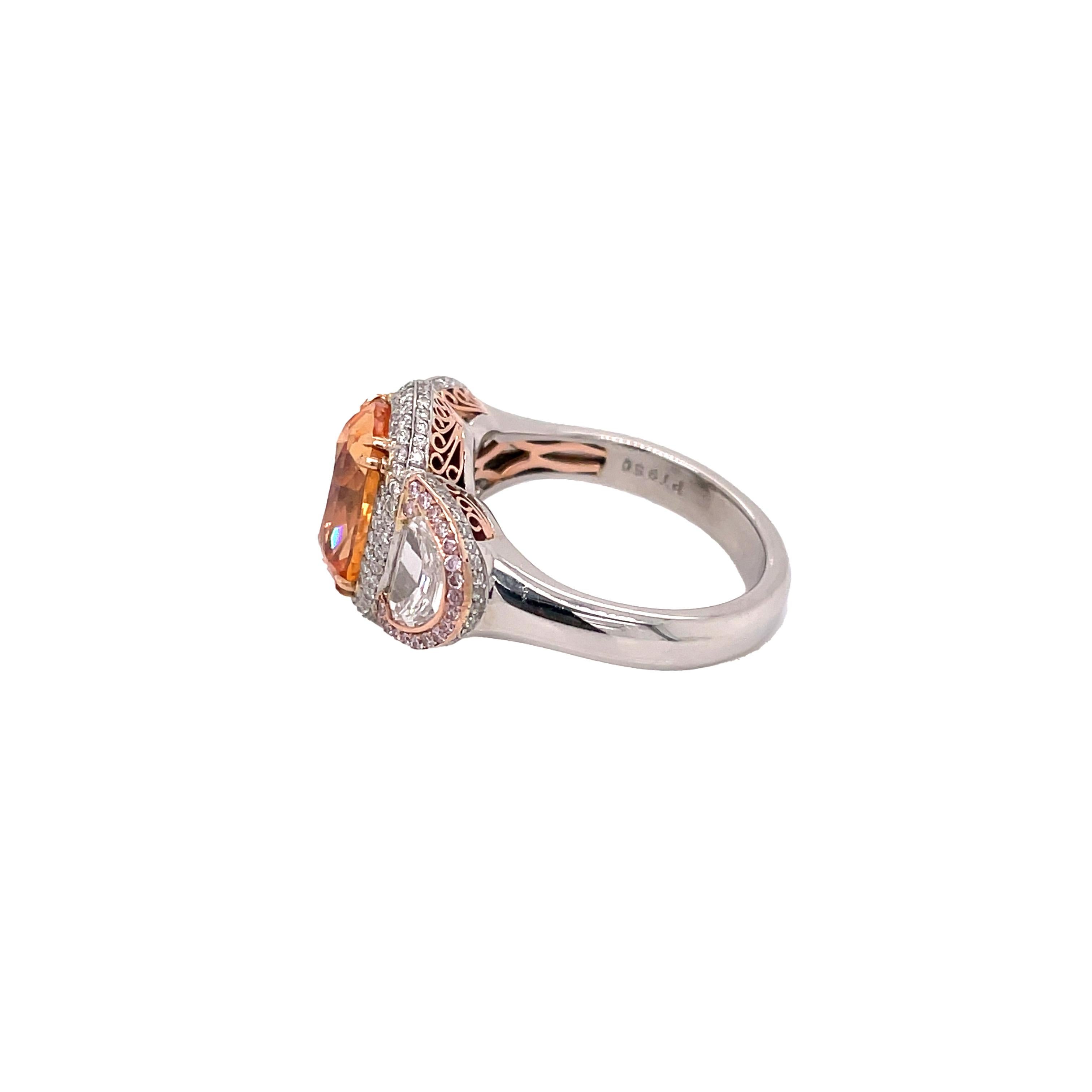 AGL zertifiziert 5,08ct Padparadscha Saphir Platin 18K Drei Stein Ring im Zustand „Hervorragend“ im Angebot in New York, NY
