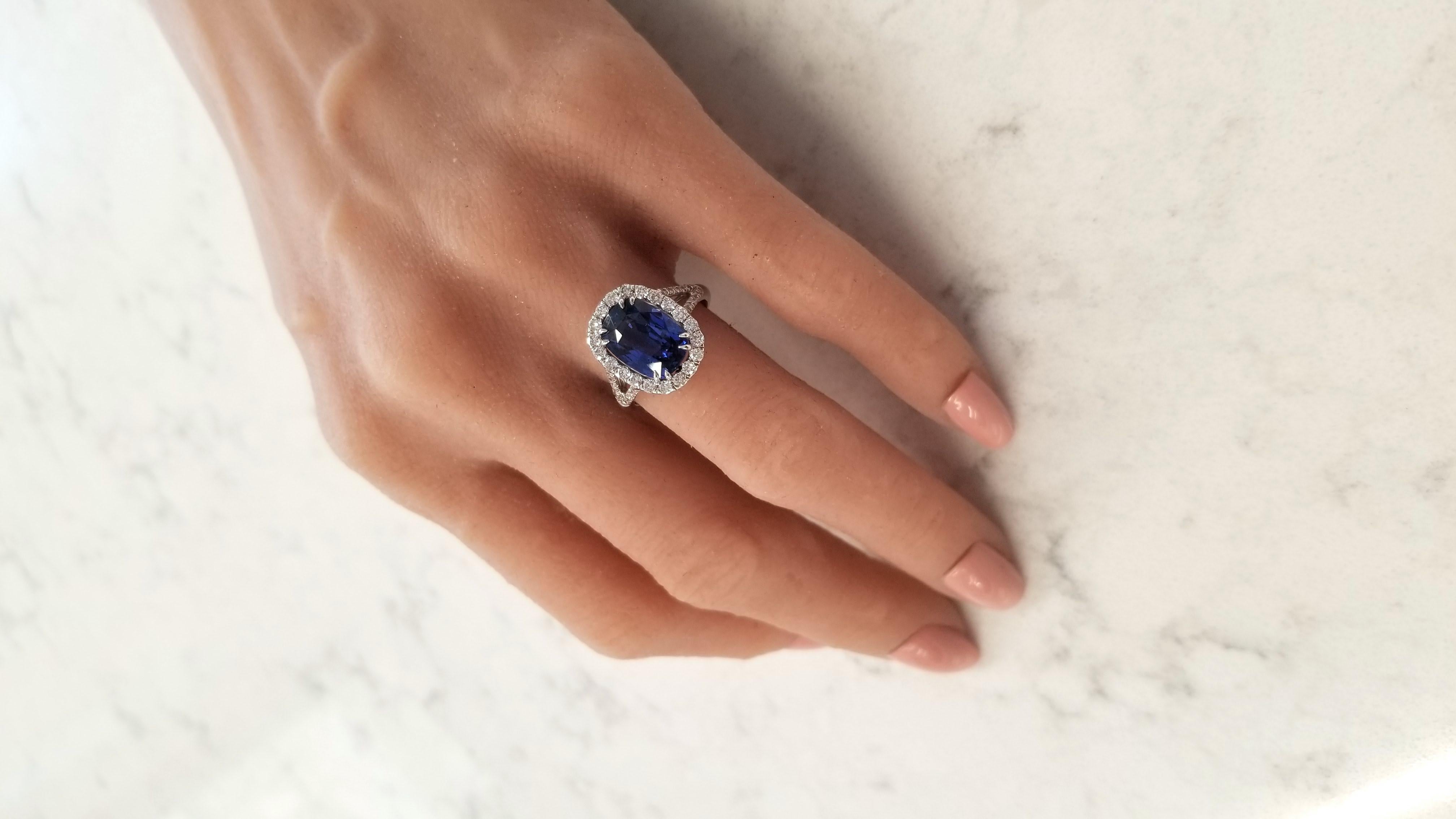AGL Certified 5.17 Carat Cushion Sapphire & Diamond Cocktail Ring in 18K Gold In New Condition In Chicago, IL