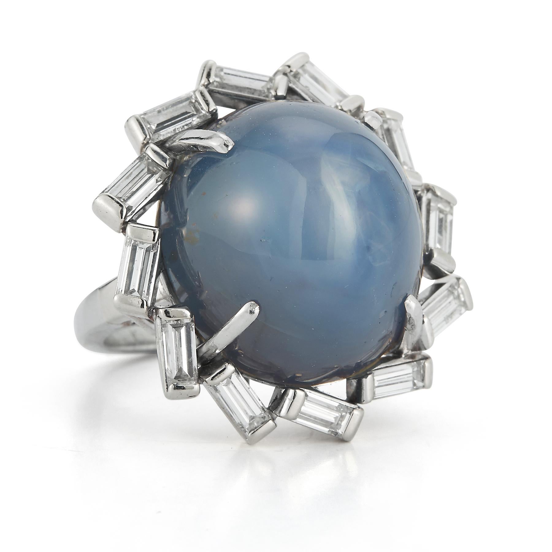 AGL Certified Star Sapphire & Diamond Ring, Ein 52,37 ct Cabochon Sternsaphir umgeben von 12 Diamanten im Baguetteschliff

Ringgröße: 6

Kostenlose Größenanpassung 

Metall-Typ: Platin