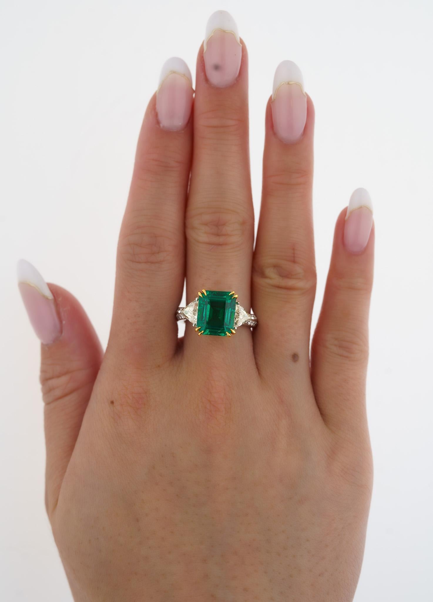 Modern AGL Certified 5.31 Carat No Oil Emerald & Trillion Diamond 3 Stone Ring For Sale