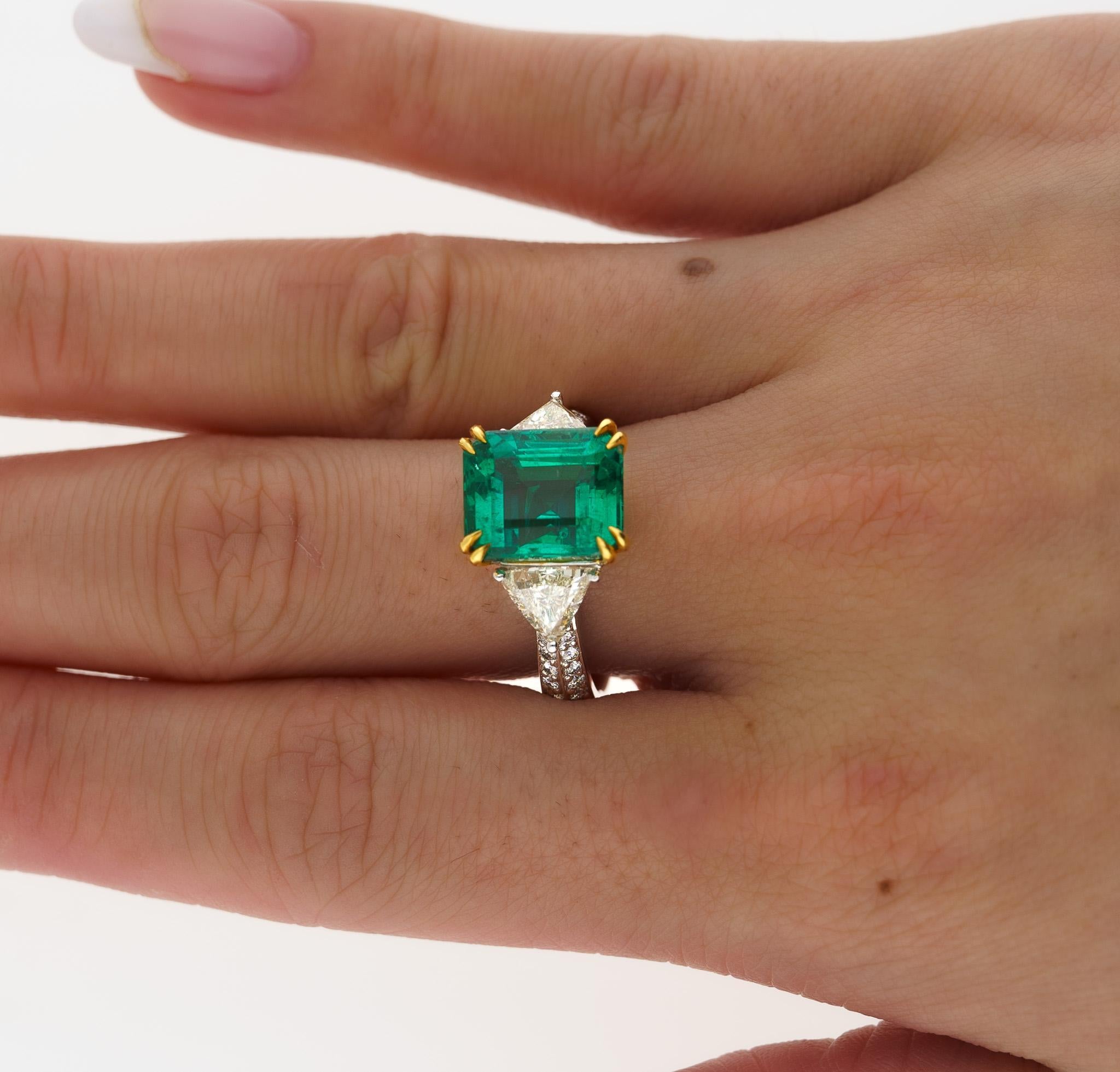 AGL-zertifizierter 5,31 Karat Ring mit 3 Steinen, kein Öl, Smaragd & Trillioner Diamant im Zustand „Neu“ im Angebot in Miami, FL