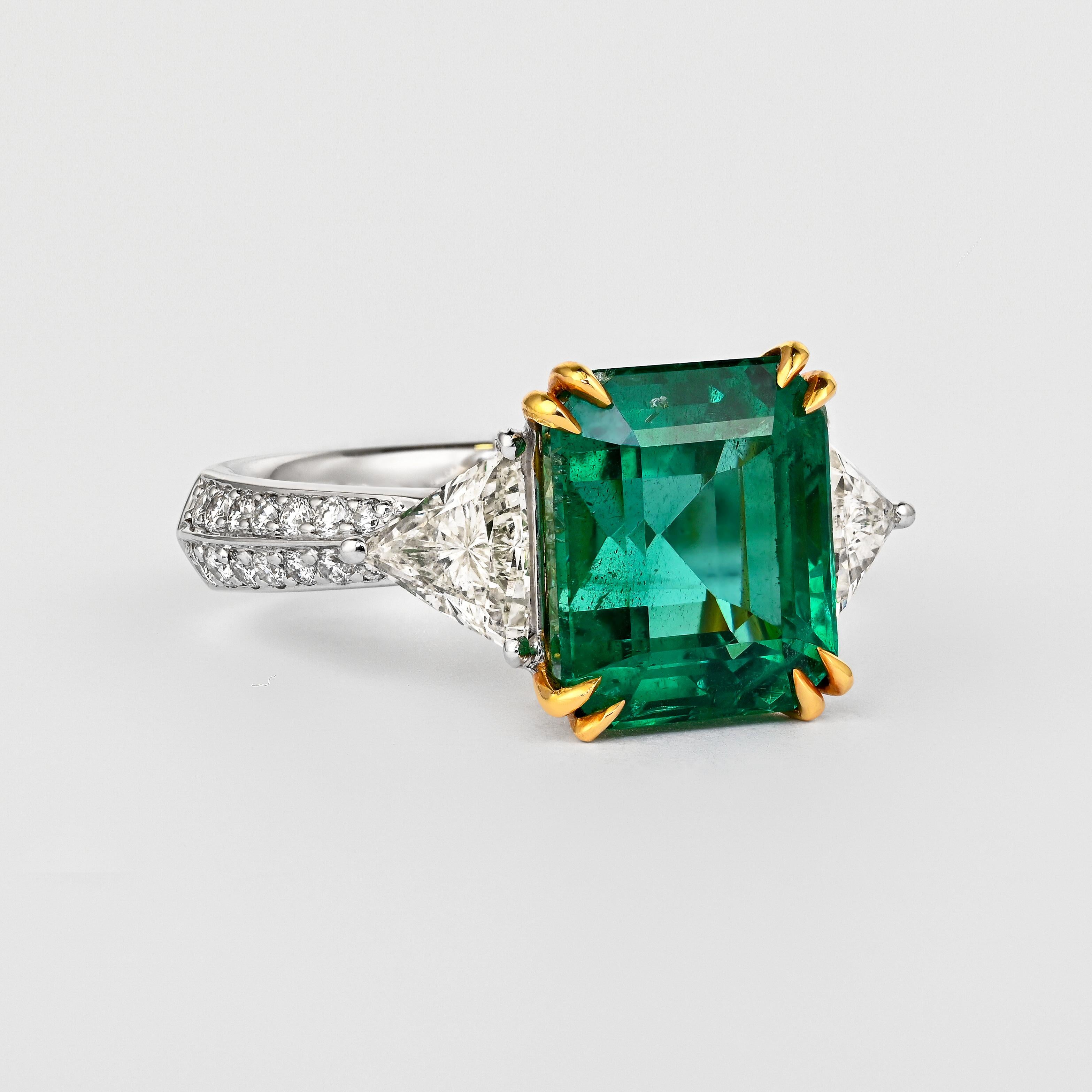 Women's AGL Certified 5.31 Carat No Oil Emerald & Trillion Diamond 3 Stone Ring For Sale
