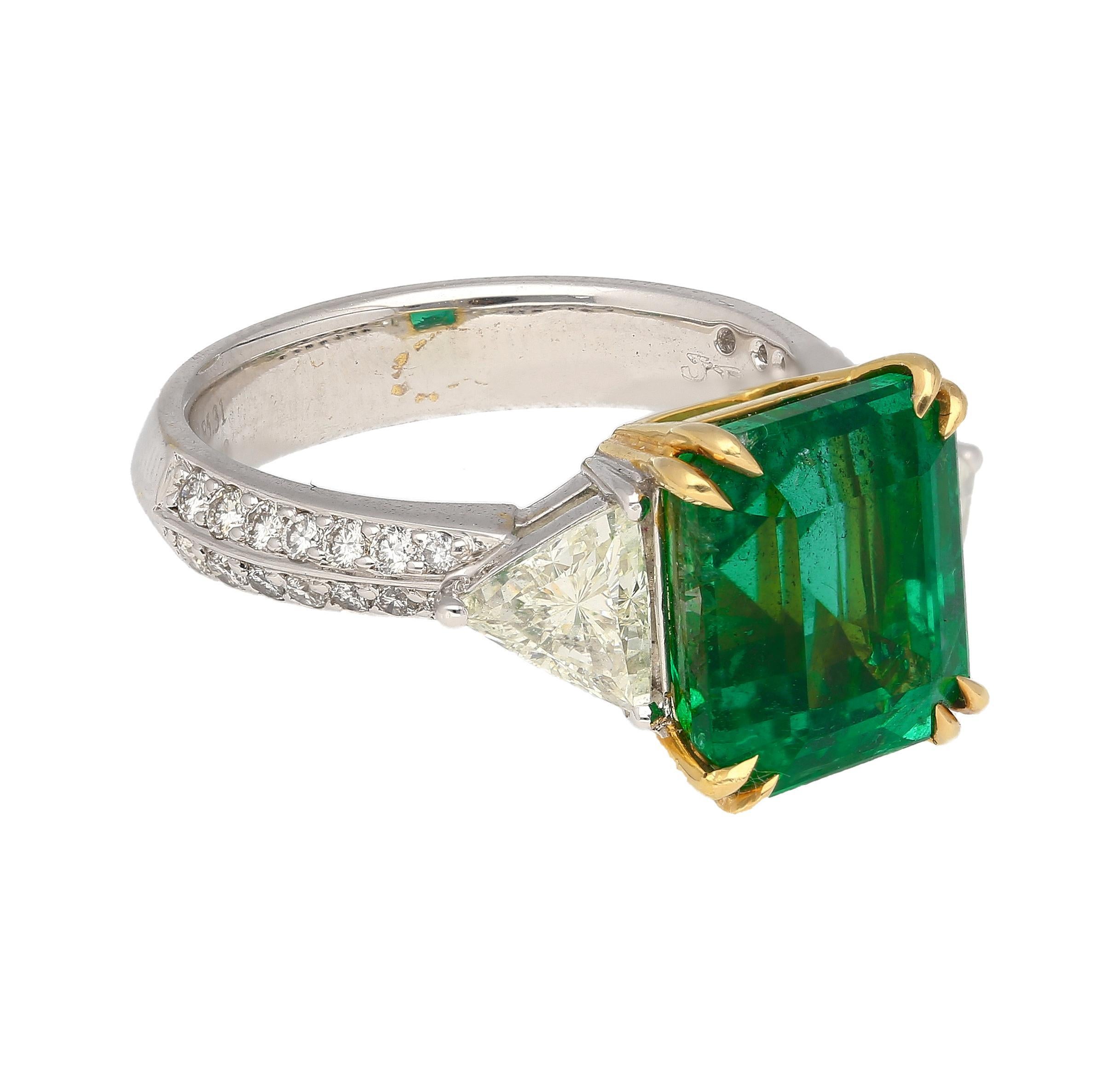 AGL Certified 5.31 Carat No Oil Emerald & Trillion Diamond 3 Stone Ring For Sale 3