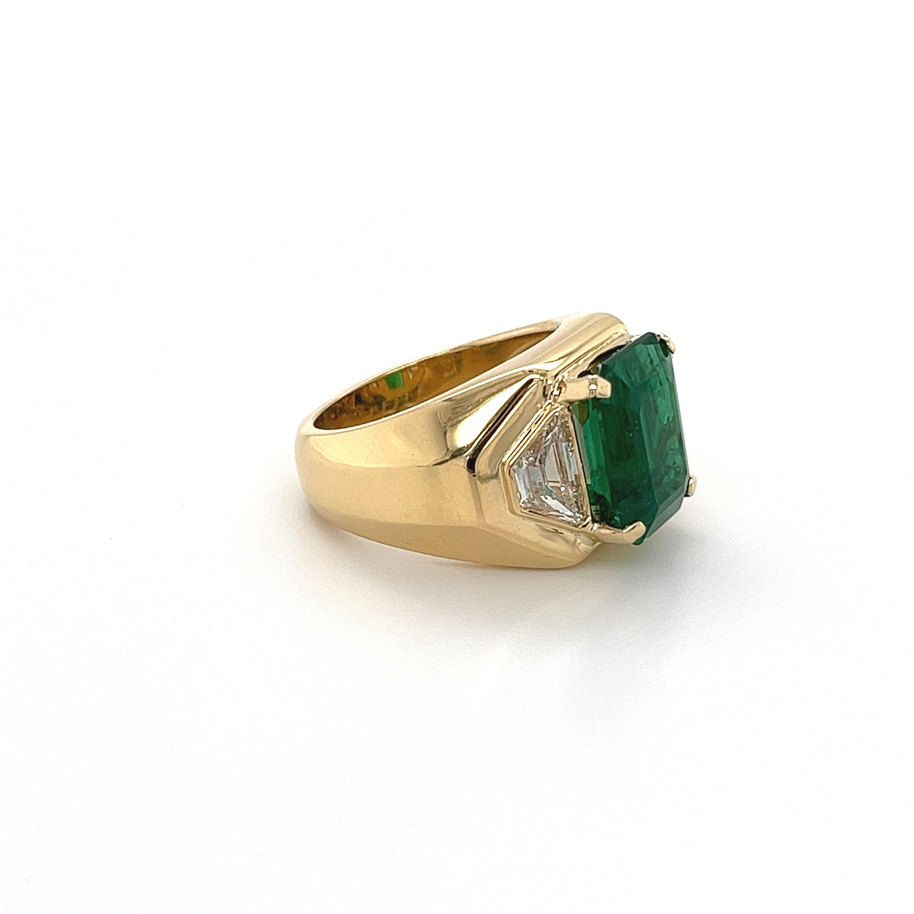 Art Deco AGL Certified 5.40 Carat Emerald Minor Oil with Trapezoid Diamond 18k Gold Ring For Sale