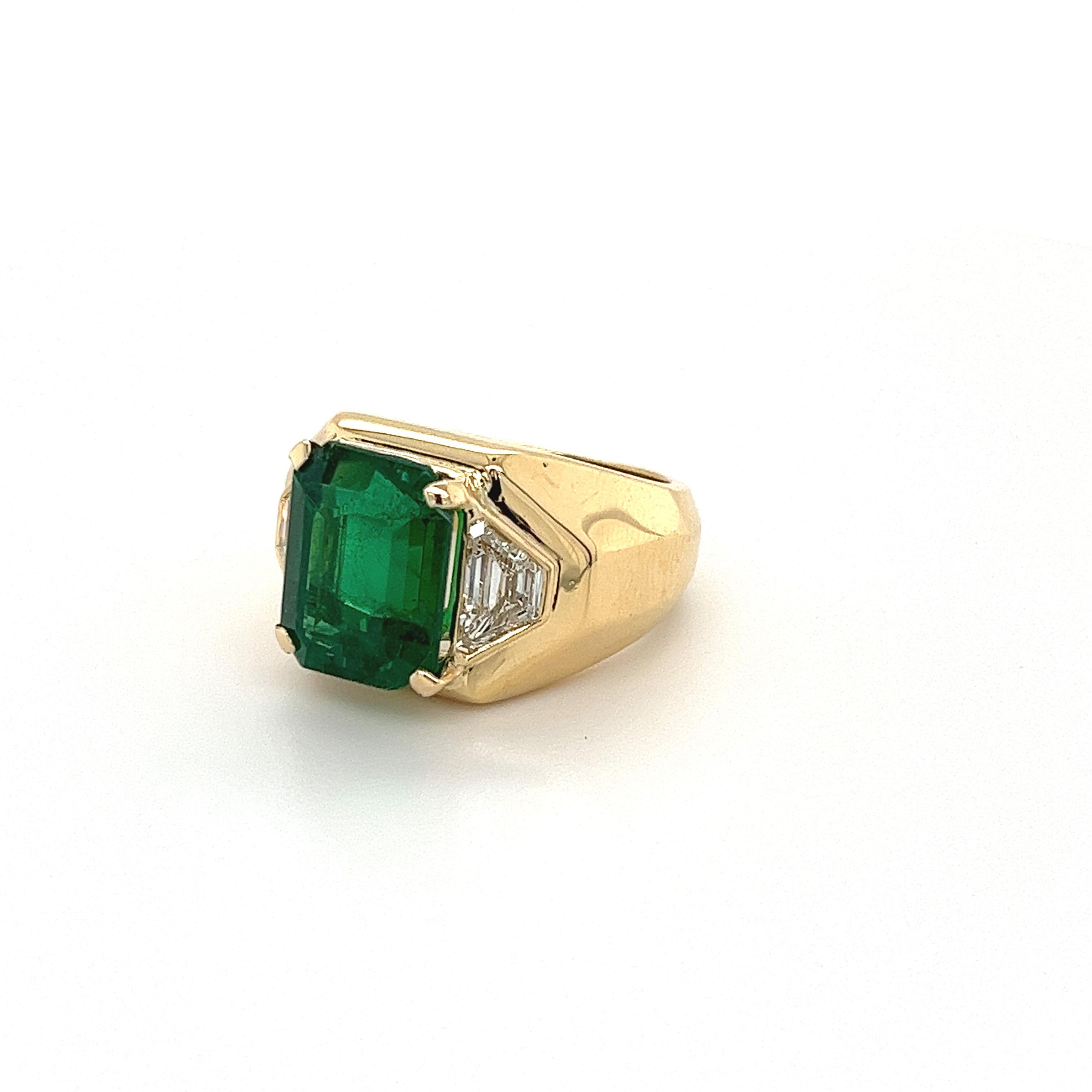 Emerald Cut AGL Certified 5.40 Carat Emerald Minor Oil with Trapezoid Diamond 18k Gold Ring For Sale