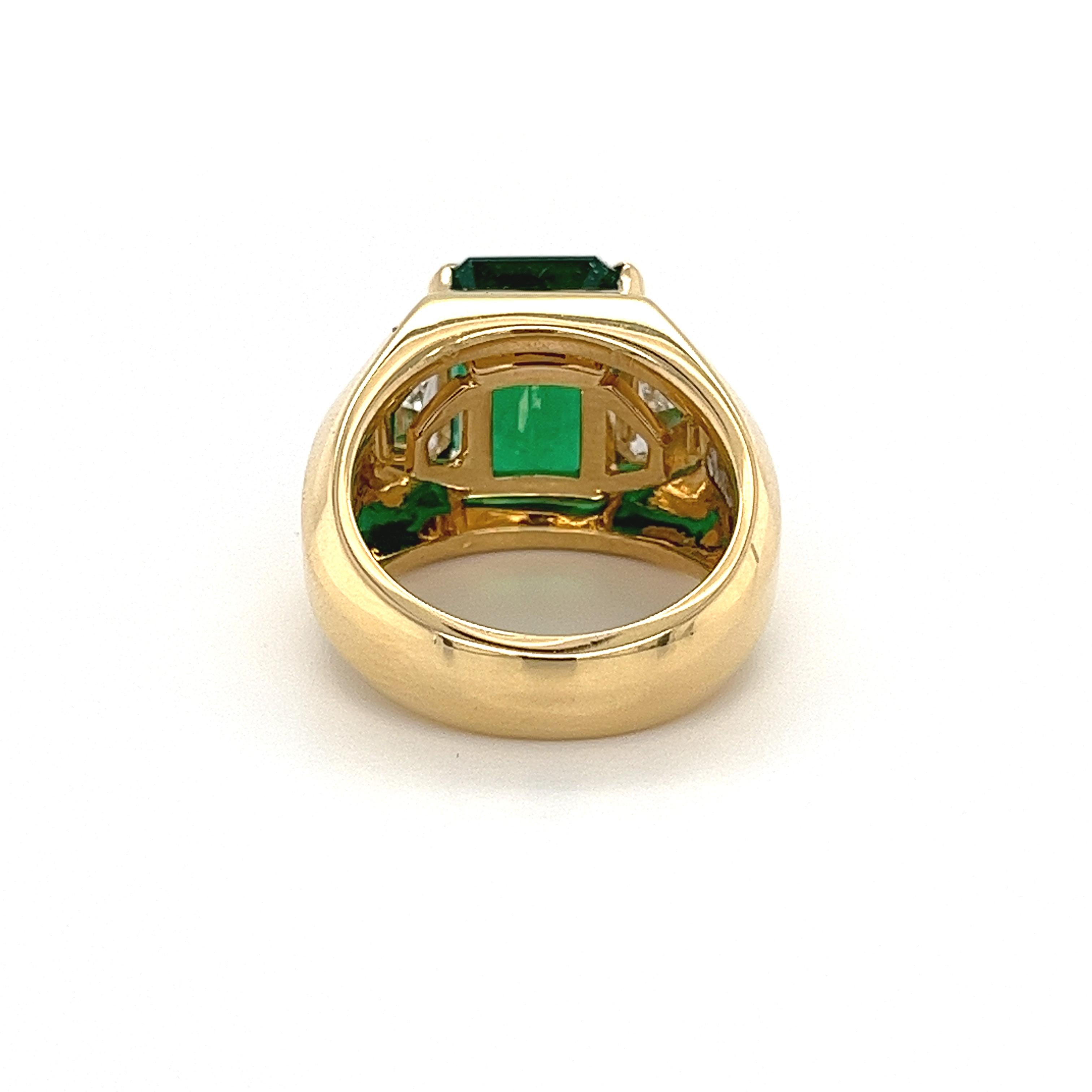 AGL Certified 5.40 Carat Emerald Minor Oil with Trapezoid Diamond 18k Gold Ring In Excellent Condition For Sale In Miami, FL