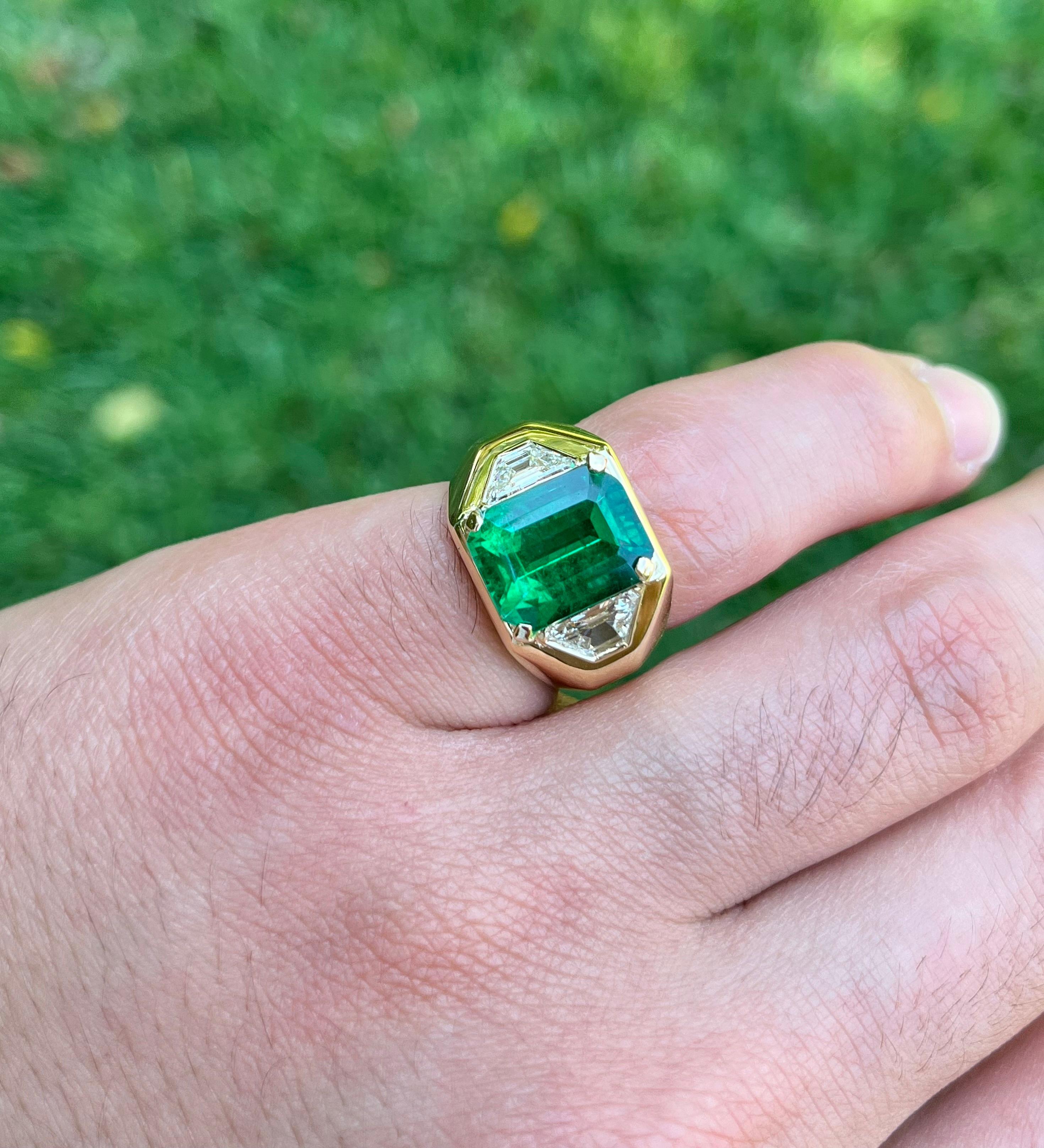 AGL Certified 5.40 Carat Emerald Minor Oil with Trapezoid Diamond 18k Gold Ring For Sale 2