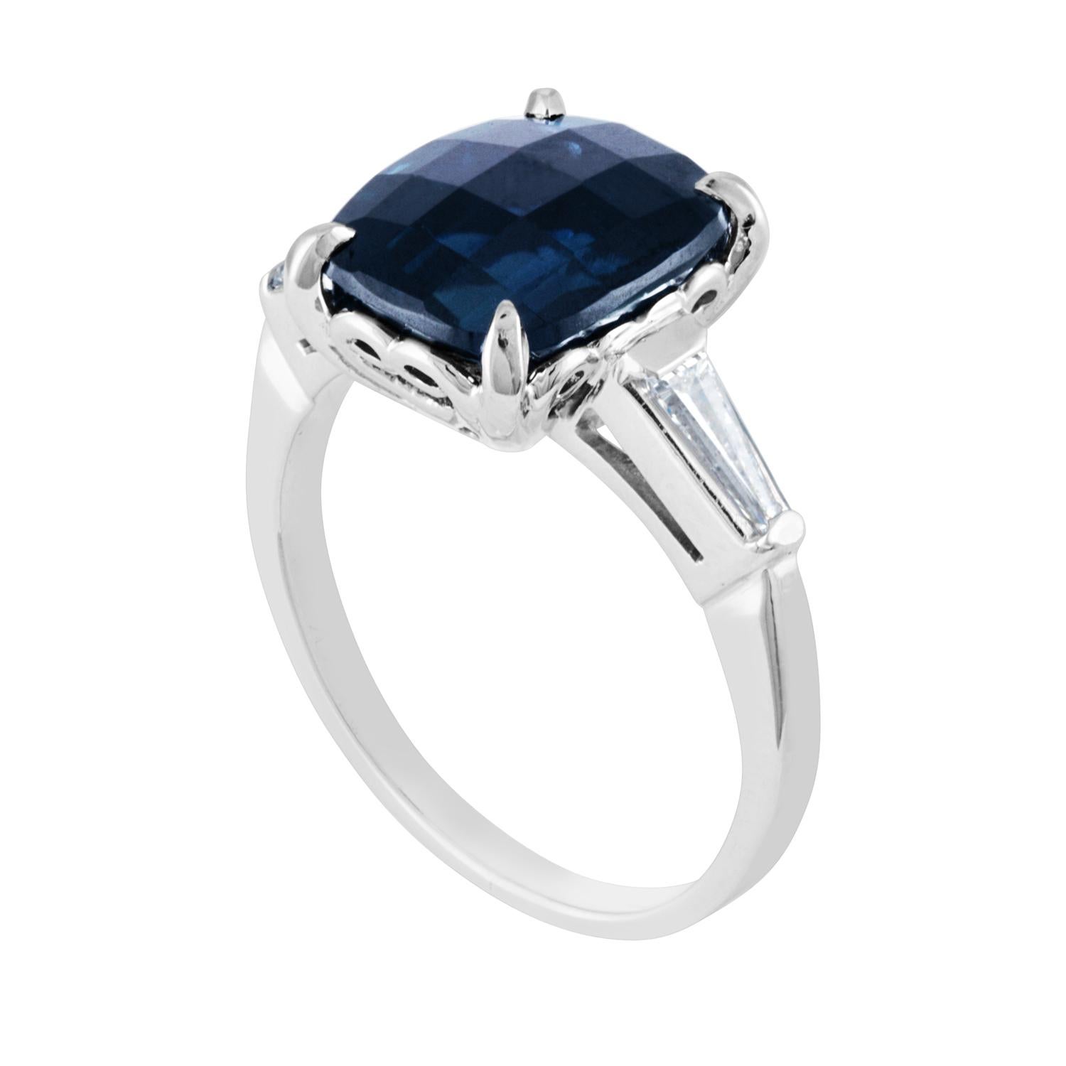 Schöner Ring mit blauem Saphir.
Der Ring ist aus Platin und 14K Weißgold.
Dies ist ein australischer blauer Saphir von 5,54 Karat.
Der Stein ist ein Cushion Checker Board Cut.
Der Stein ist AGL-zertifiziert, beheizt
Es sind 0,25 Karat Diamanten F