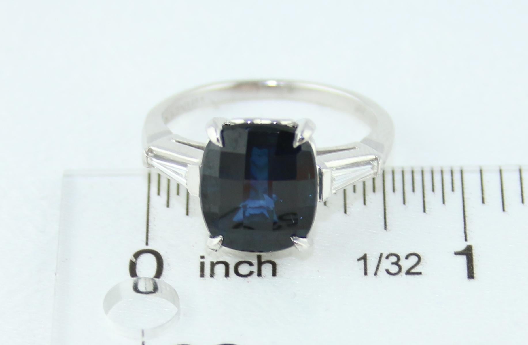 Platin-Goldring, AGL-zertifizierter 5,54 Karat blauer Saphir im Kissenschliff mit Diamant im Angebot 1