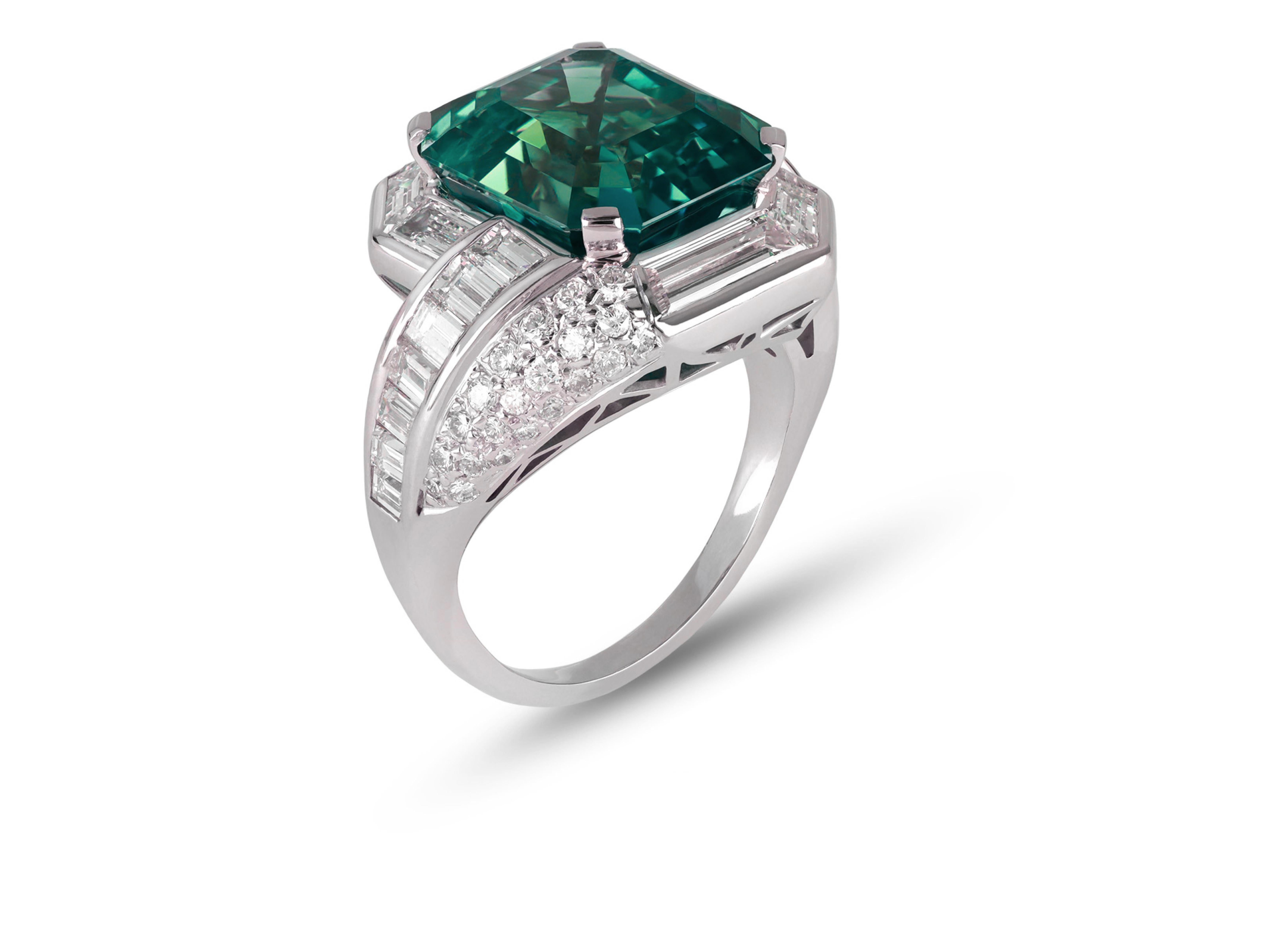 Contemporaneo Certificato AGL da 5.56 ct. Anello in platino con diamante minore a taglio smeraldo in vendita