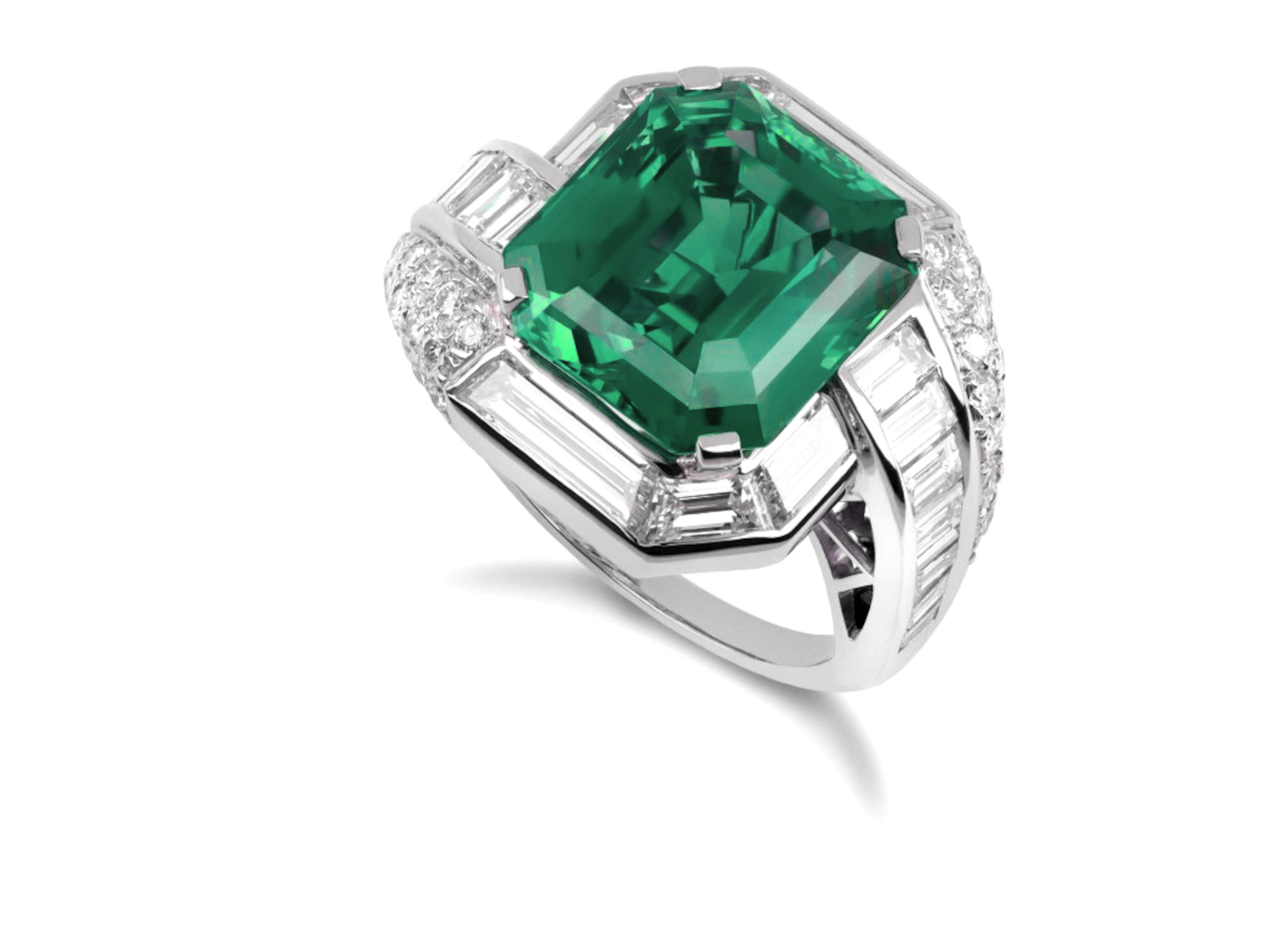Taglio smeraldo Certificato AGL da 5.56 ct. Anello in platino con diamante minore a taglio smeraldo in vendita