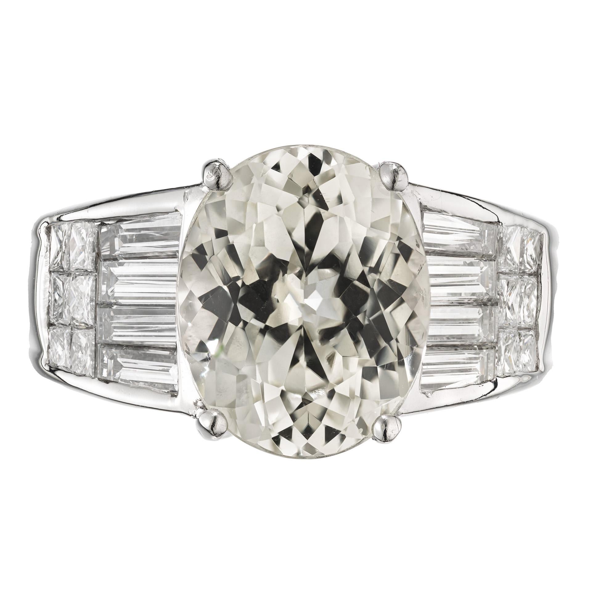 Admirez l'allure captivante de cette exquise bague de fiançailles en platine avec saphir ovale naturel de 5,89 ct datant des années 1960. Fabriquée à la perfection, cette pièce étonnante incarne l'élégance et la sophistication. Le saphir ovale, d'un