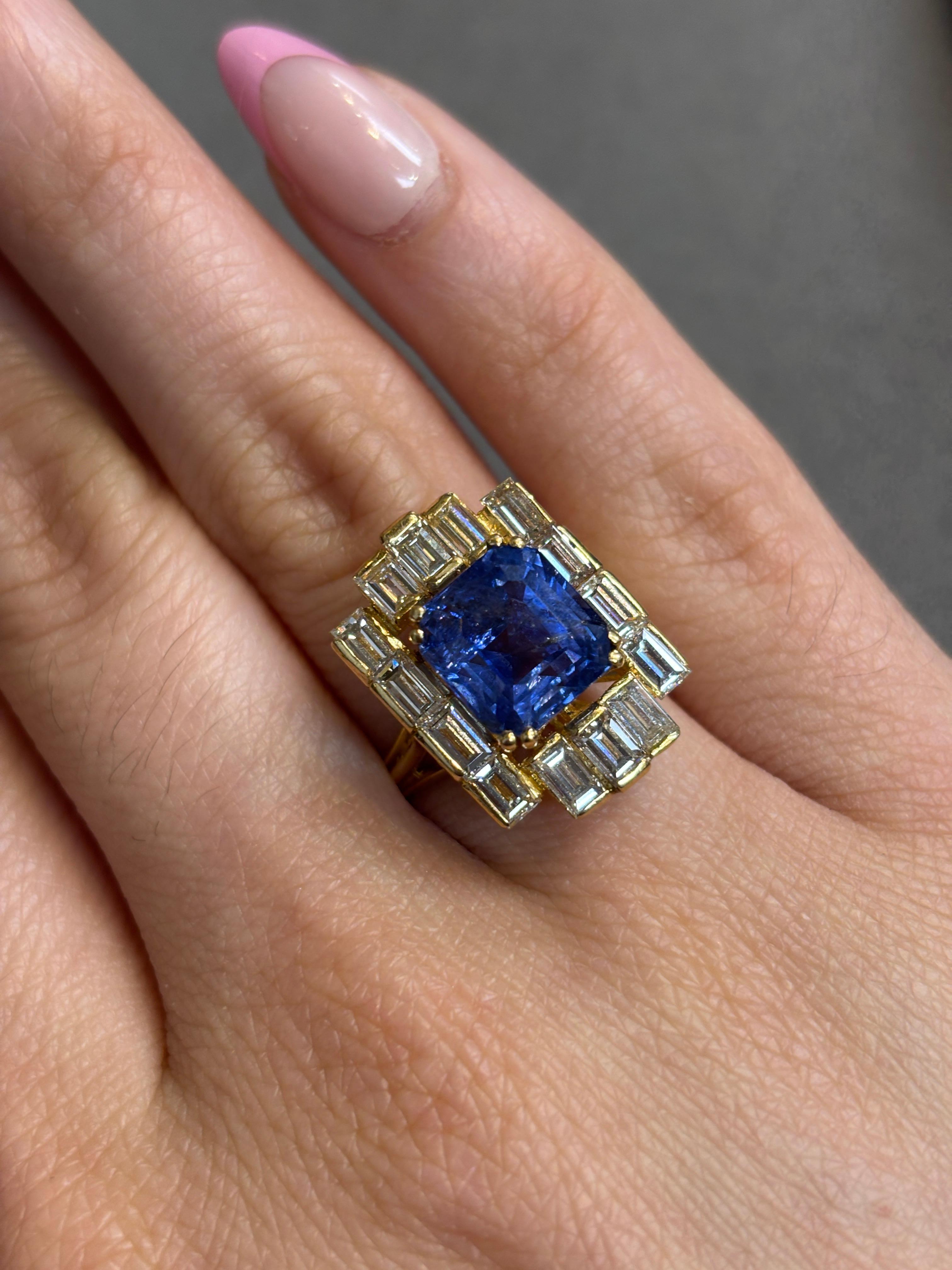 Anello con zaffiro naturale e diamante certificato AGL da 5,94 carati

Anello in oro giallo con zaffiro naturale di taglio quadrato e 14 diamanti taglio smeraldo.

Peso approssimativo dello zaffiro: 5.94 carati
Accompagnato da un rapporto AGL che