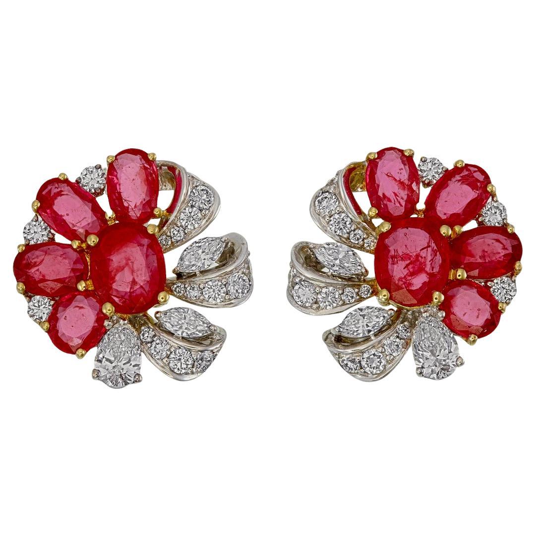 Une élégante paire de  Les boucles d'oreilles en rubis et diamants de Rewa Jewell sont réalisées en or blanc 18 carats.

La pièce centrale est en bois naturel non traité.  rubis du Mozambique de forme ovale pesant environ 2,23 carats. Entouré de 8