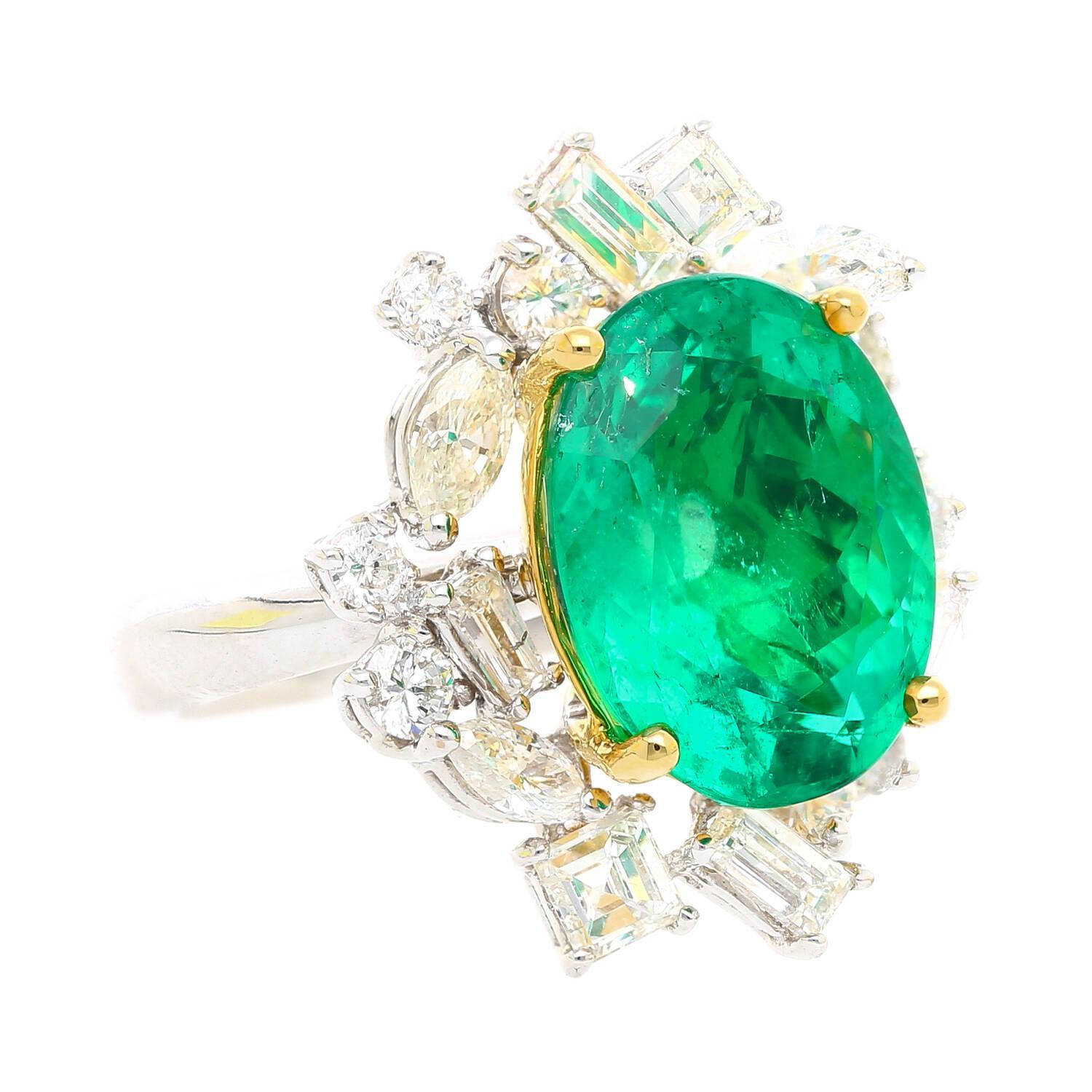 AGL Certified 6.79 Carat Minor Oil Colombian Emerald and Diamond 18K Gold Ring For Sale 4