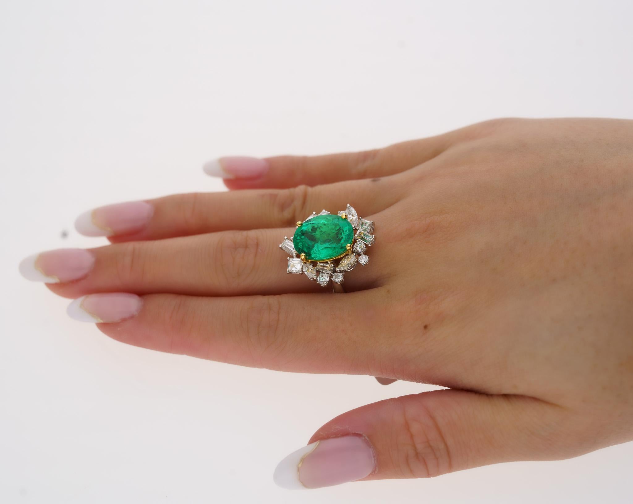 Brilliant Cut AGL Certified 6.79 Carat Minor Oil Colombian Emerald and Diamond 18K Gold Ring For Sale