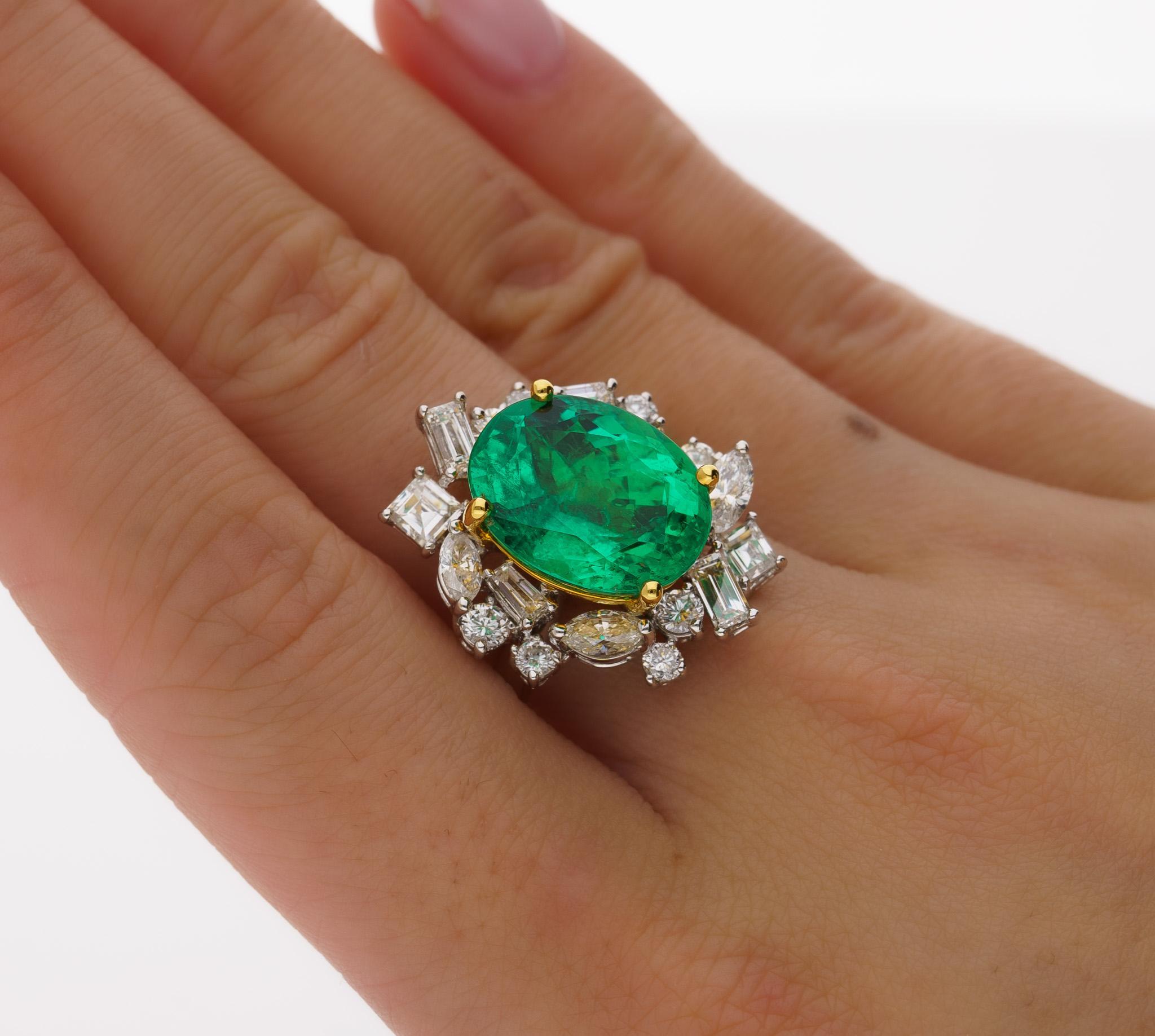 AGL Certified 6.79 Carat Minor Oil Colombian Emerald and Diamond 18K Gold Ring In New Condition For Sale In Miami, FL