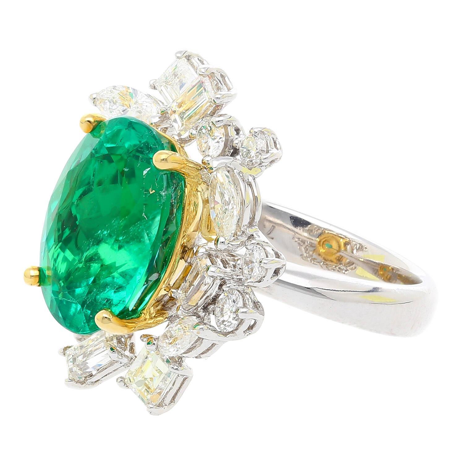 AGL Certified 6.79 Carat Minor Oil Colombian Emerald and Diamond 18K Gold Ring For Sale 2