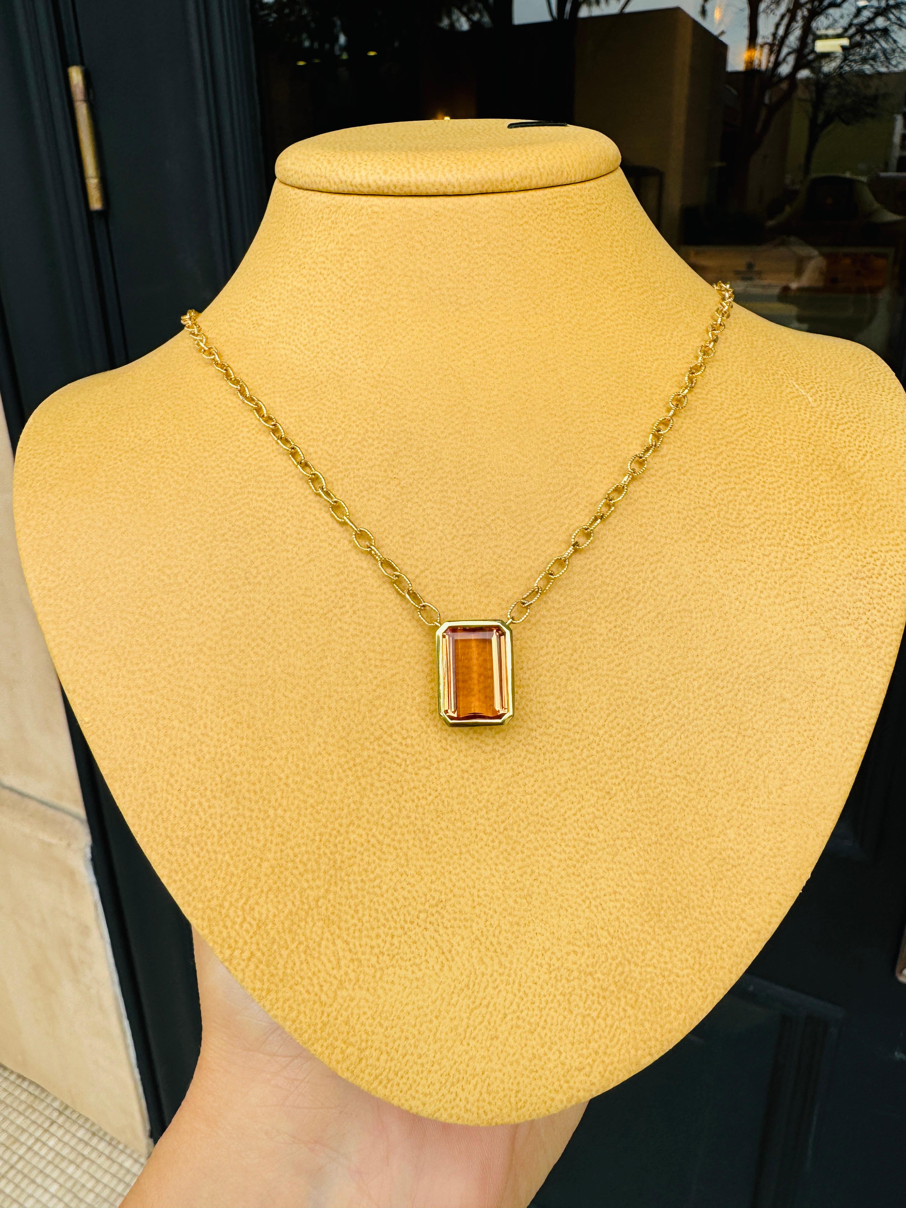Pendentif rectangulaire en Topaze précieuse de couleur ambre, taille émeraude, serti à la main en or jaune 18k avec chaîne à maillons torsadés en or jaune 18k. 
