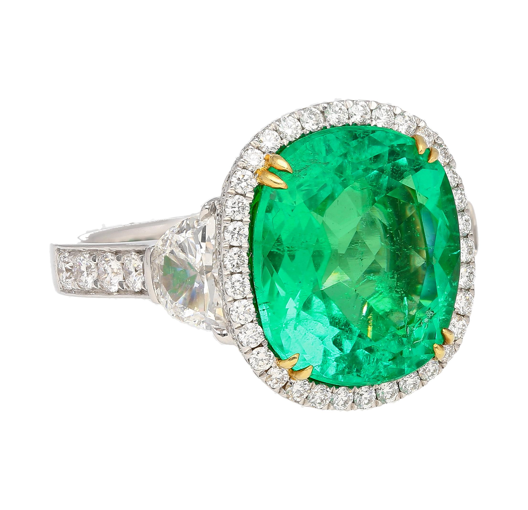 AGL Certified 7.36 Carat No Oil Cushion-Cut Colombian Emerald Ring In New Condition For Sale In Miami, FL