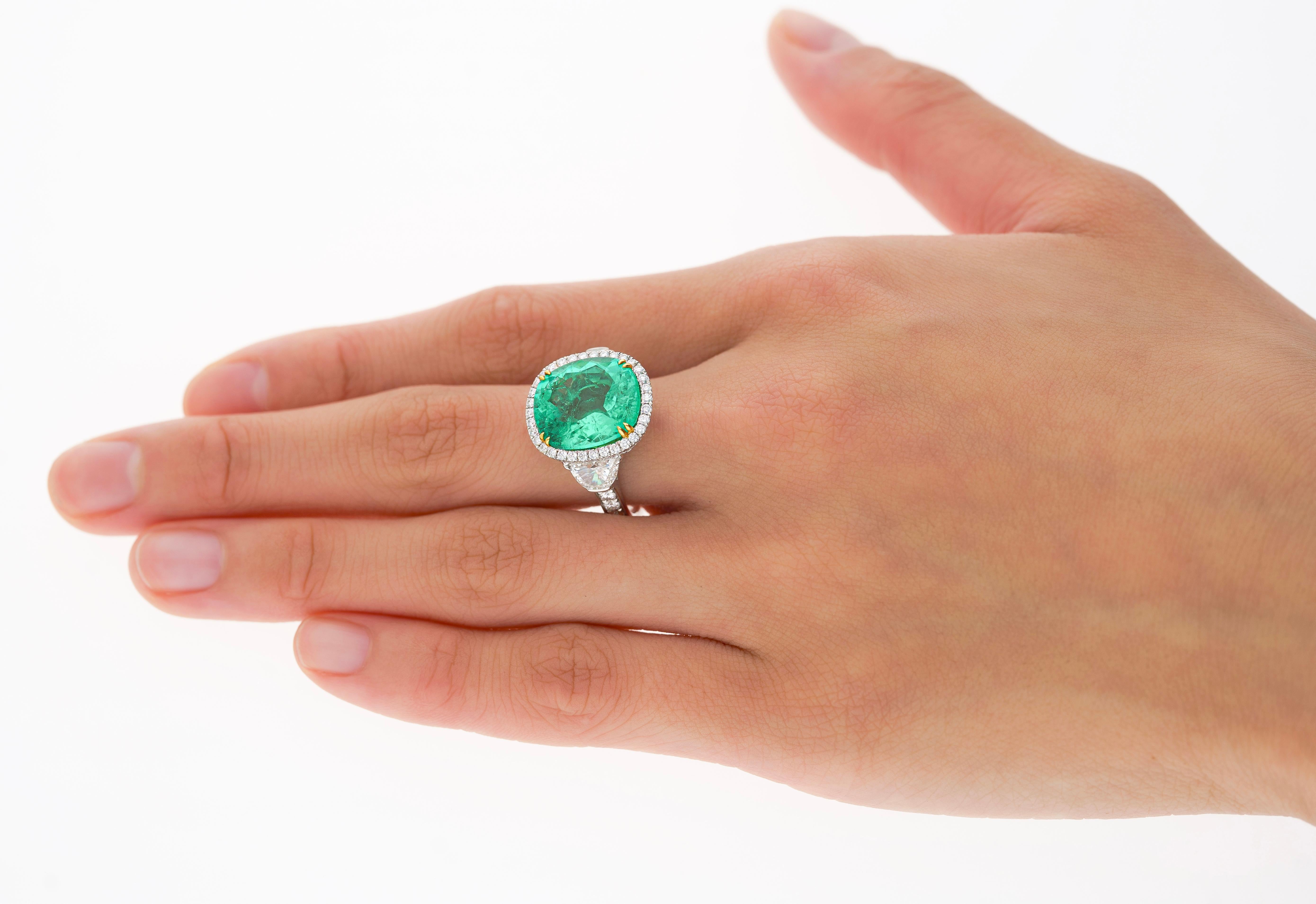 AGL Certified 7.36 Carat No Oil Cushion-Cut Colombian Emerald Ring In New Condition For Sale In Miami, FL