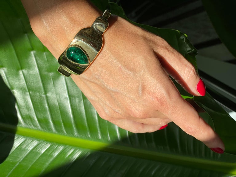 Artisan AGL Certified 8 carat Colombian Emerald and Gold Bracelet Cuff For Sale