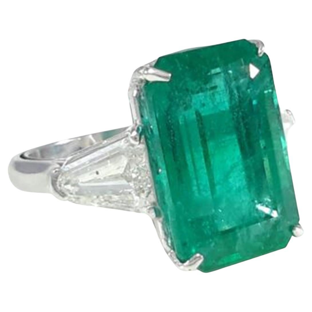 Modern AGL Certified 8 Carat Green Emerald Trillion side Platinum 18k Yellow Gold Ring For Sale