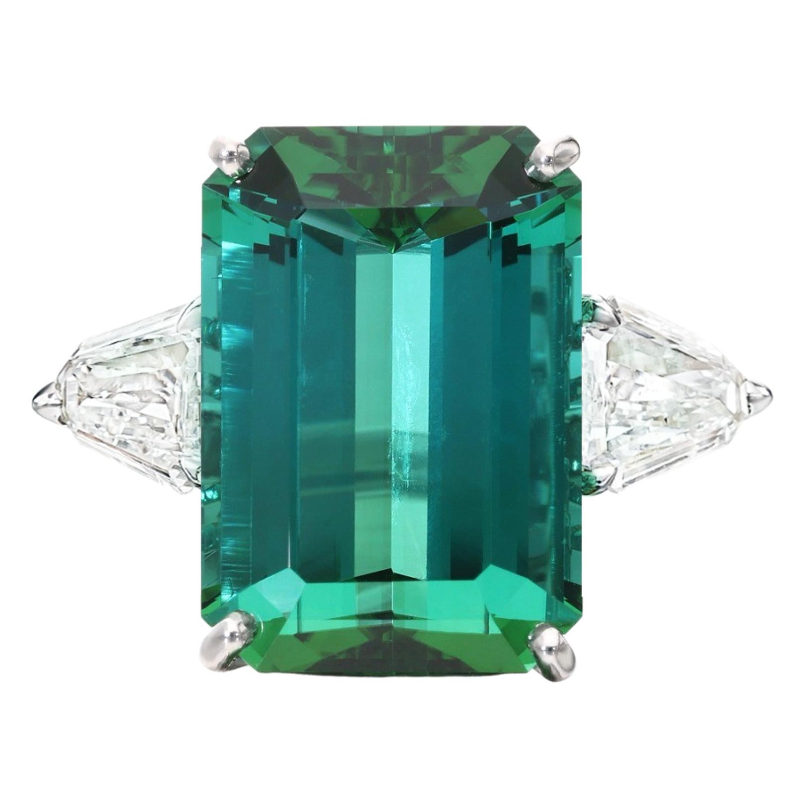 Emerald Cut AGL Certified 8 Carat Green Emerald Trillion side Platinum 18k Yellow Gold Ring For Sale