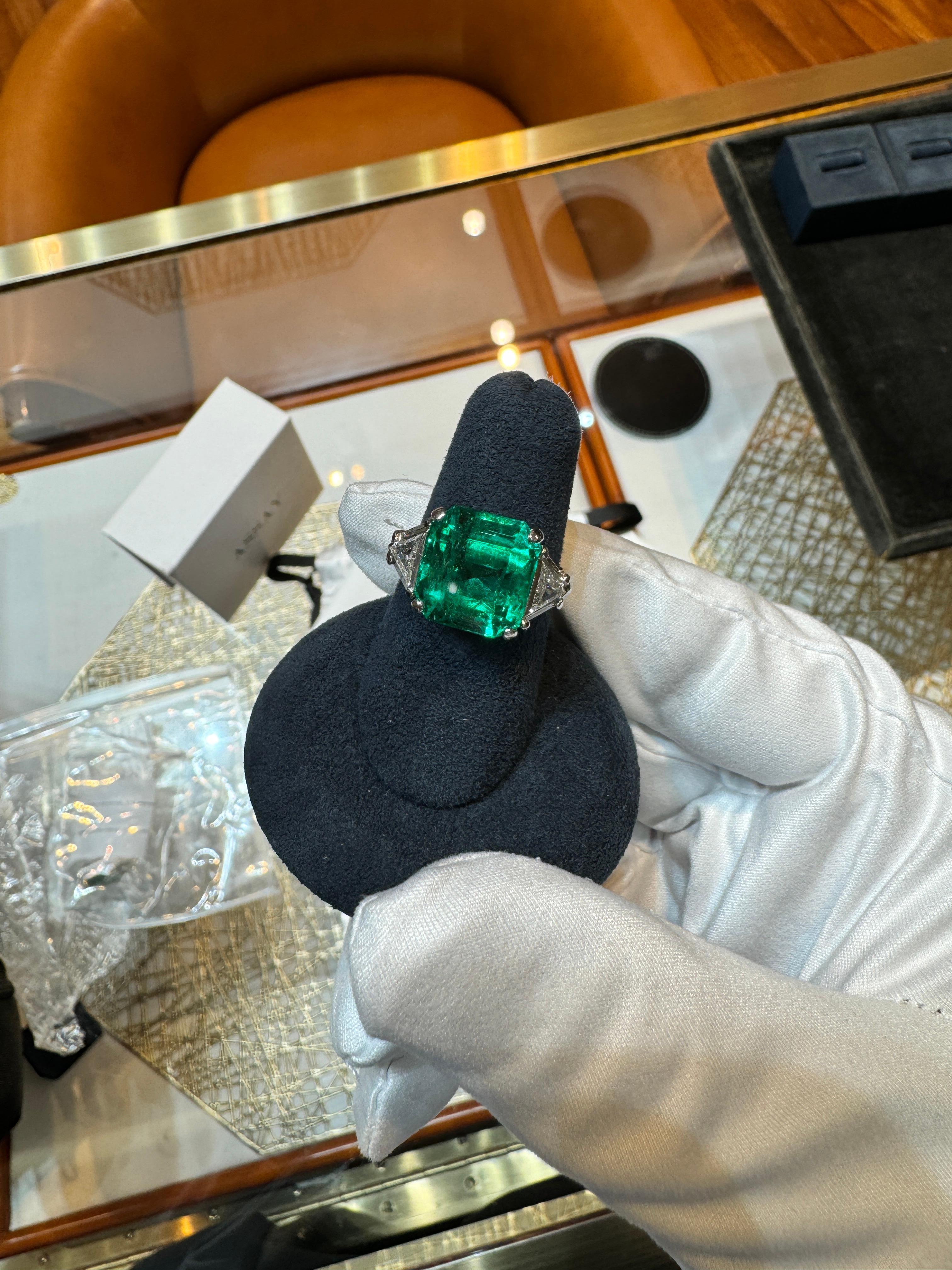 AGL Certified 8.01 Carat No Oil Colombian Emerald Vintage Platinum Ring For Sale 4