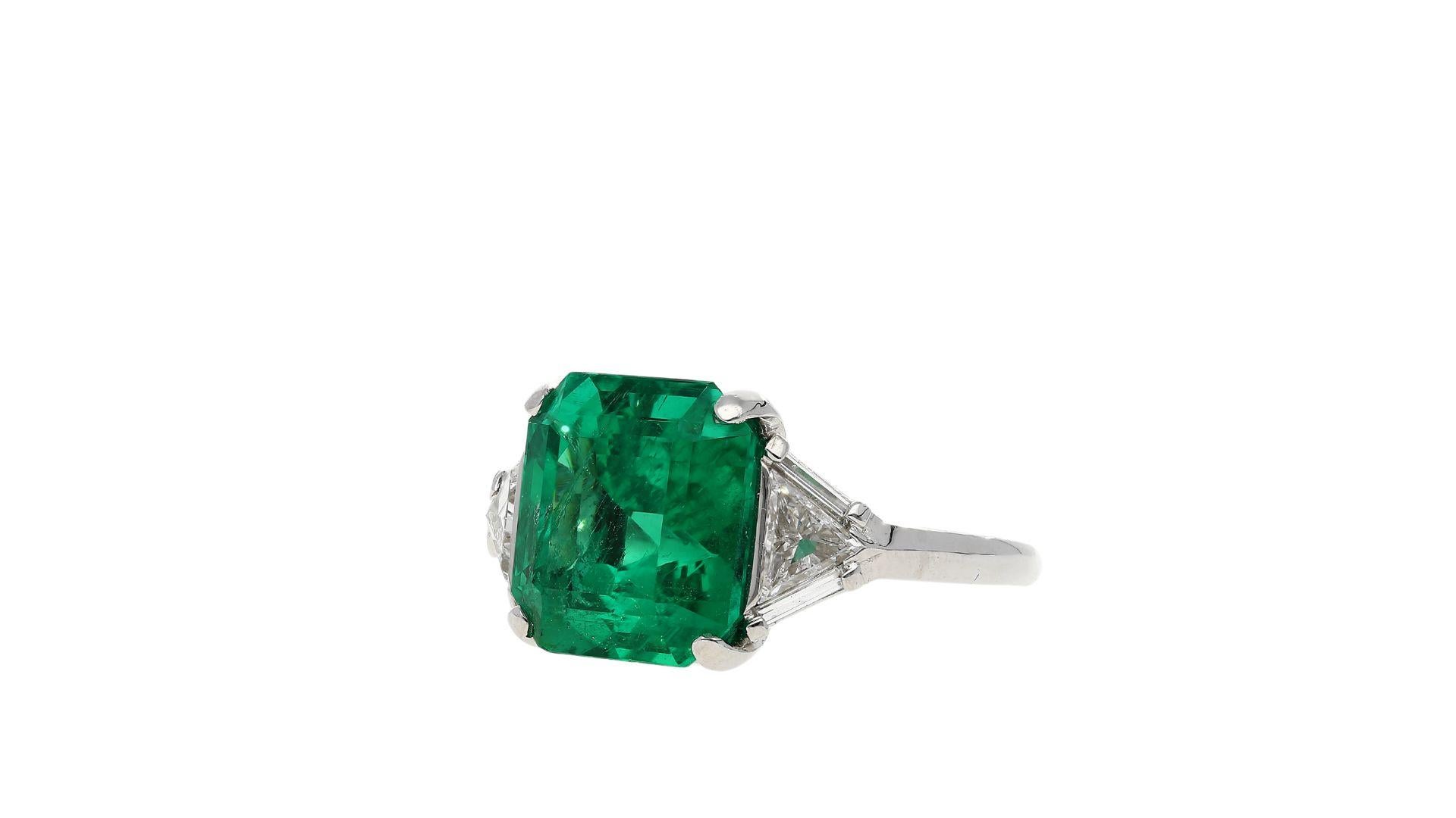 AGL zertifiziert 8,01 Karat kein Öl kolumbianischen Smaragd und Trillion Cut Diamond Vintage Platinum Ring. 

Dieser kolumbianische Smaragd zeichnet sich durch seine satte, lebhafte dunkelgrüne Farbe und seinen hervorragenden Glanz aus. Es ist