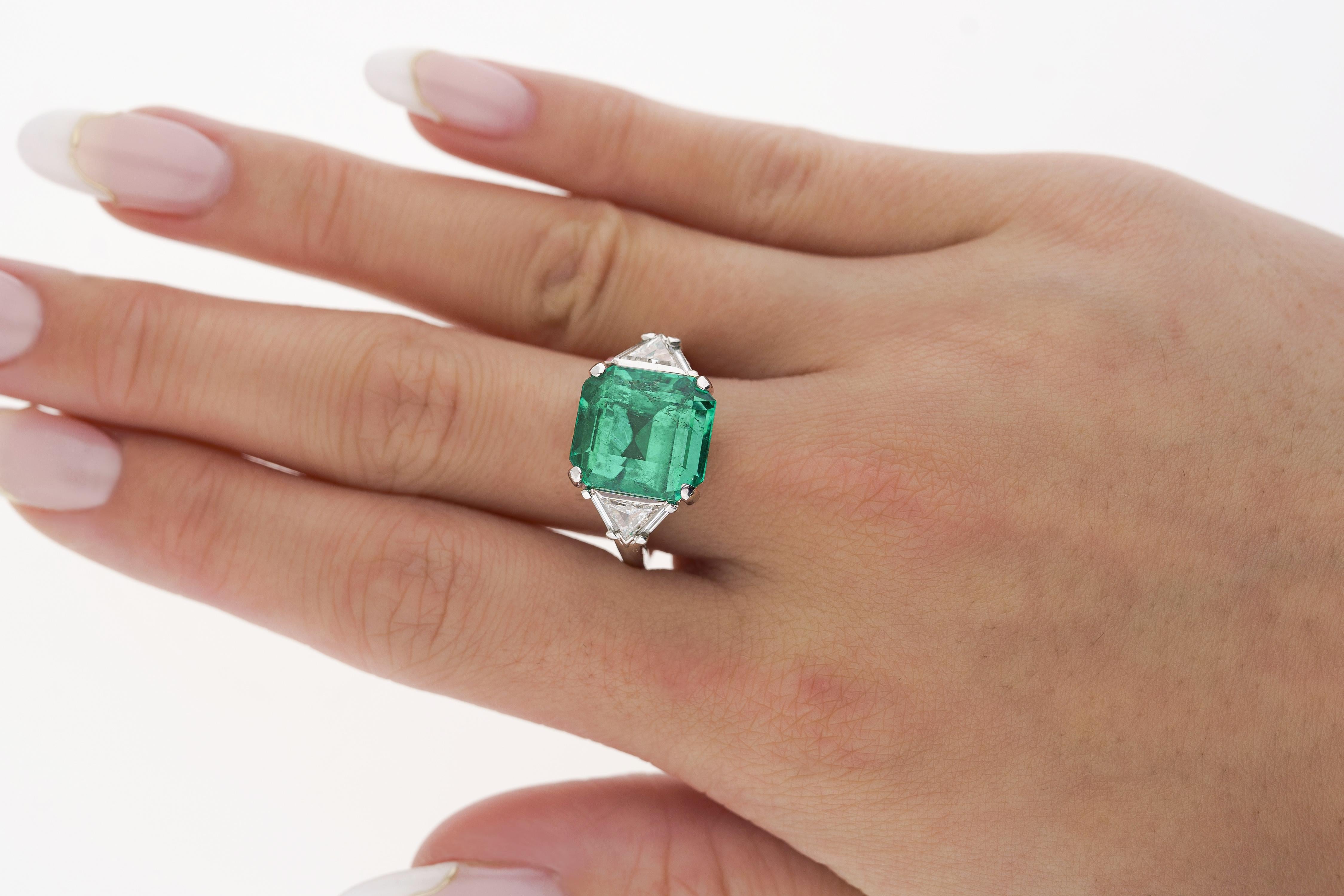 Emerald Cut AGL Certified 8.01 Carat No Oil Colombian Emerald Vintage Platinum Ring For Sale