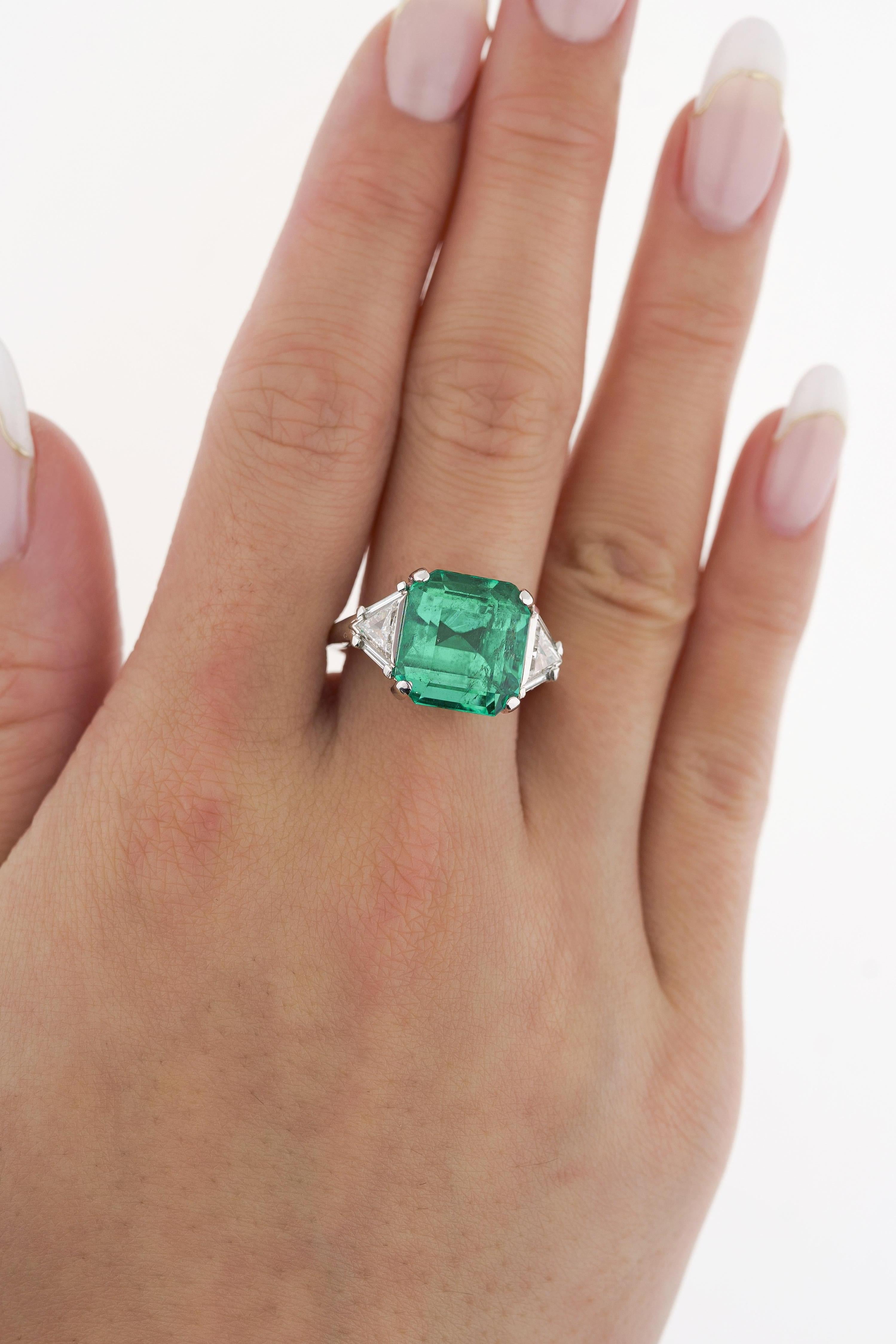 AGL Certified 8.01 Carat No Oil Colombian Emerald Vintage Platinum Ring In Excellent Condition For Sale In Miami, FL