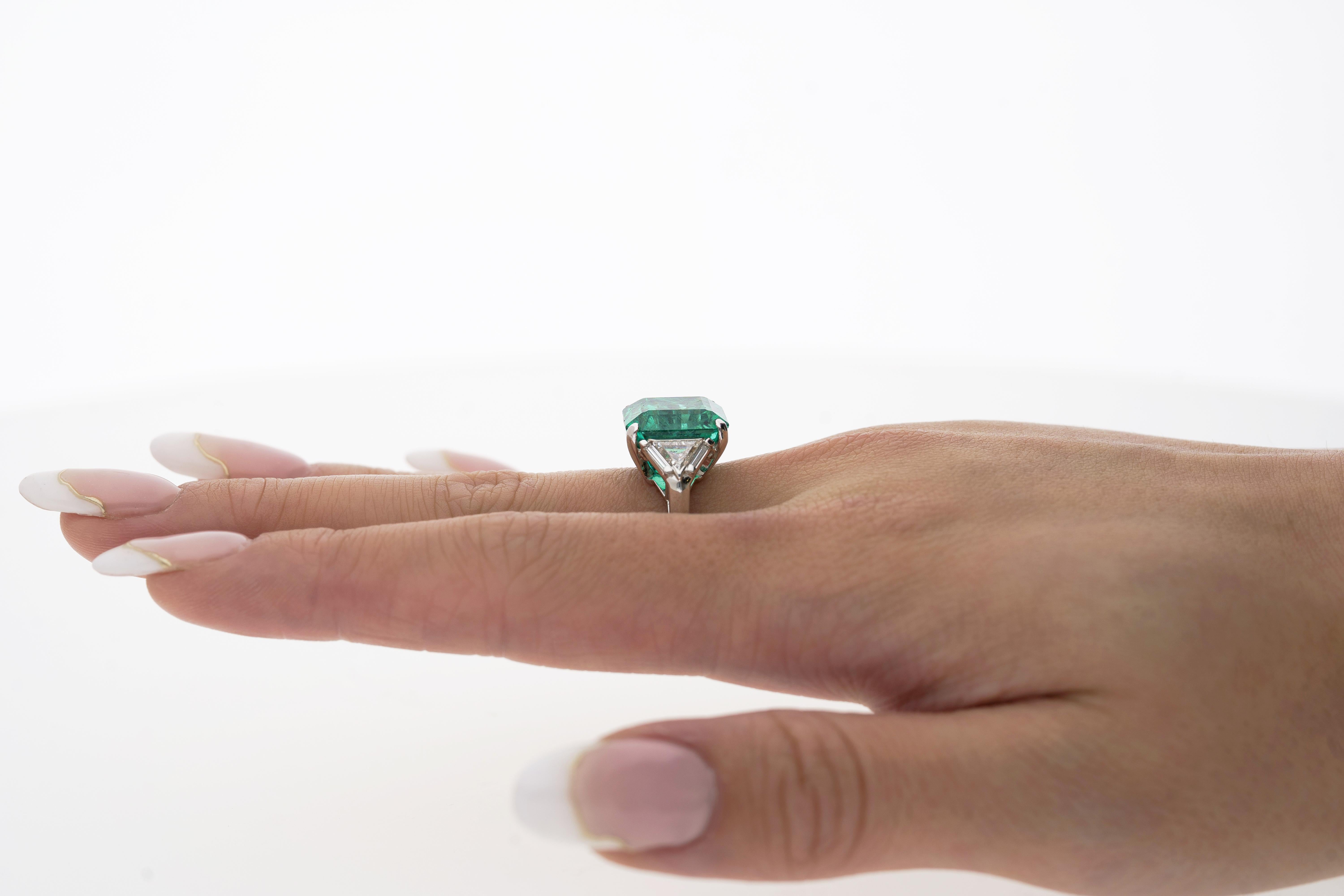 AGL Certified 8.01 Carat No Oil Colombian Emerald Vintage Platinum Ring In Excellent Condition For Sale In Miami, FL