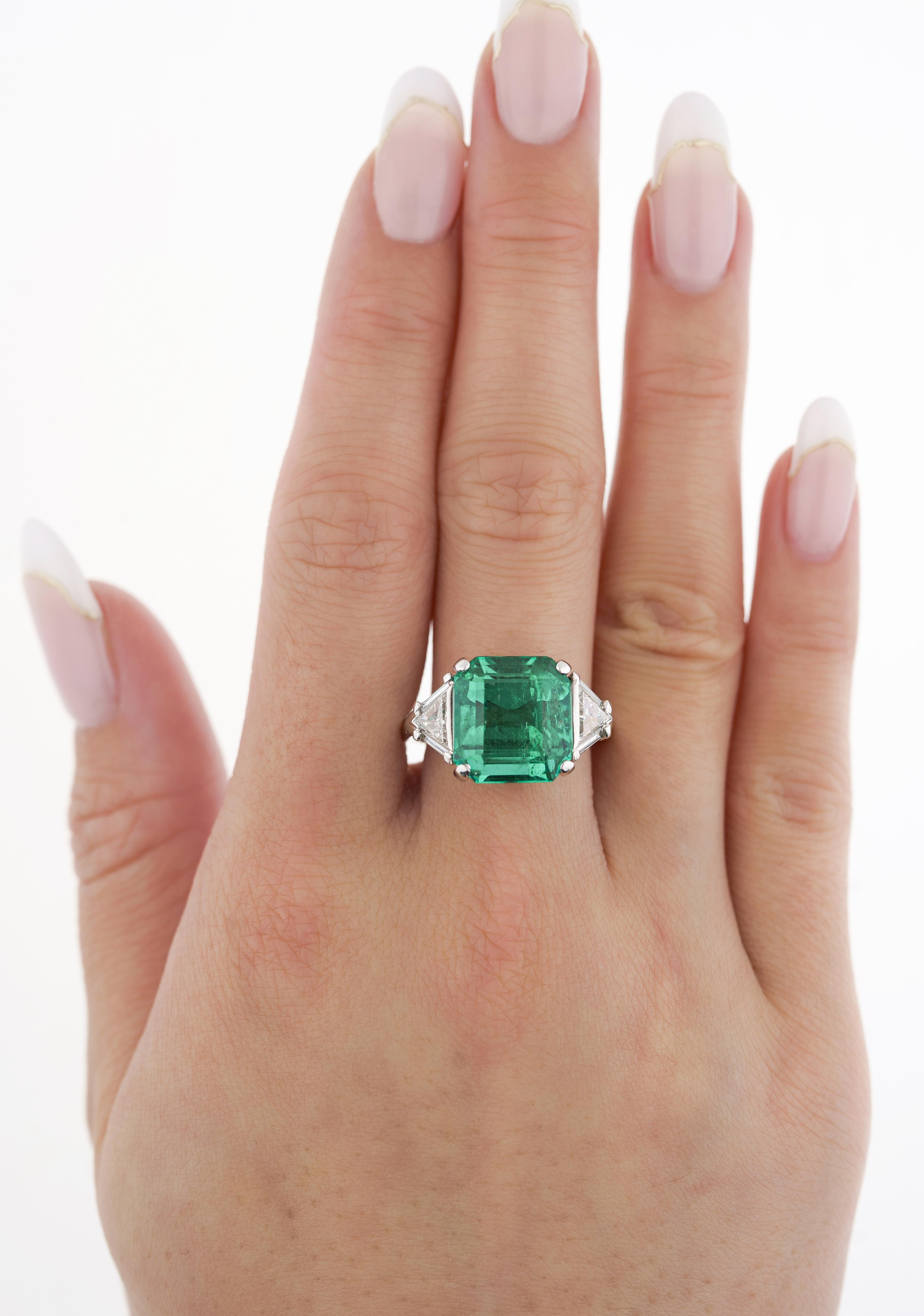 Women's or Men's AGL Certified 8.01 Carat No Oil Colombian Emerald Vintage Platinum Ring For Sale