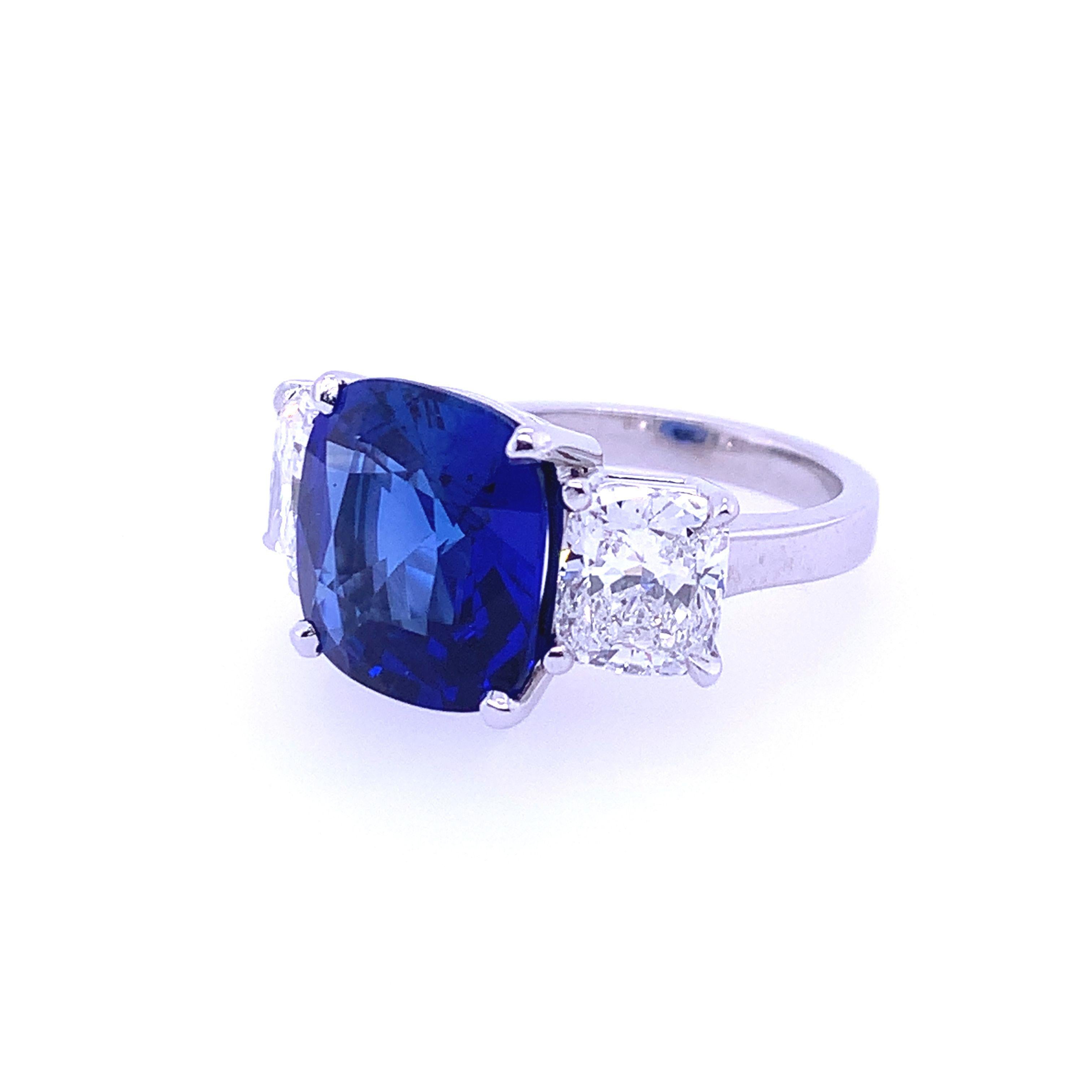 Mit zwei kissenförmigen Diamanten, die präzise geschliffen sind, um einen schillernden Ceylon-Saphir in der Mitte zu umrahmen, besticht dieser Drei-Steine-Ring aus Platin durch zeitlose Schönheit und Liebe zum Detail. Mit einem AGL-zertifizierten,