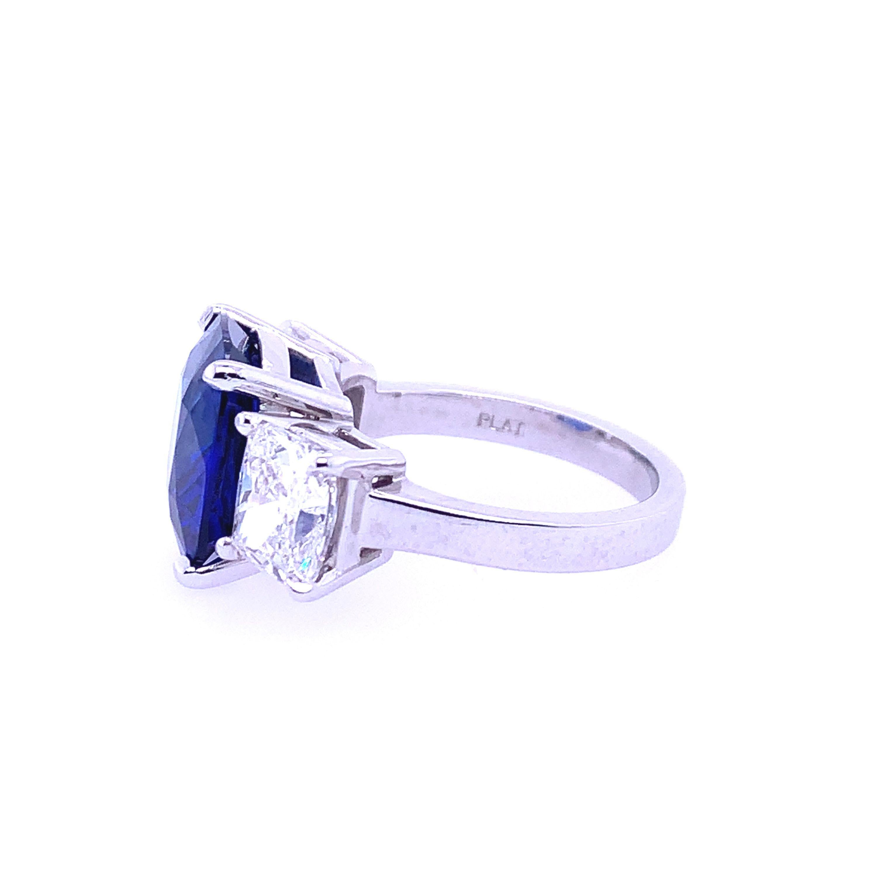 Ring mit drei Steinen, AGL-zertifizierter 8,06 Karat Ceylonblauer Saphir und Diamant (Zeitgenössisch) im Angebot