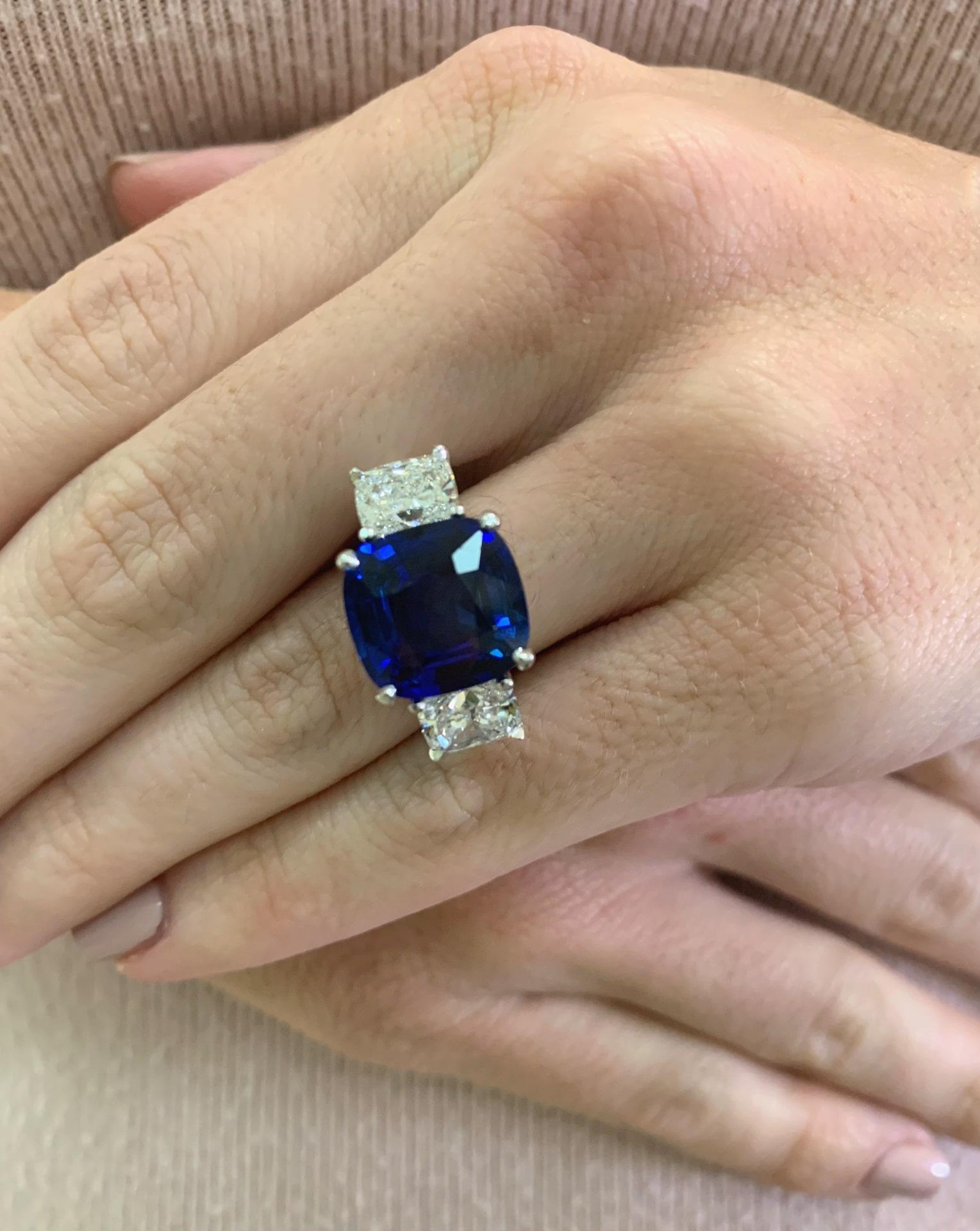 Ring mit drei Steinen, AGL-zertifizierter 8,06 Karat Ceylonblauer Saphir und Diamant (Kissenschliff) im Angebot
