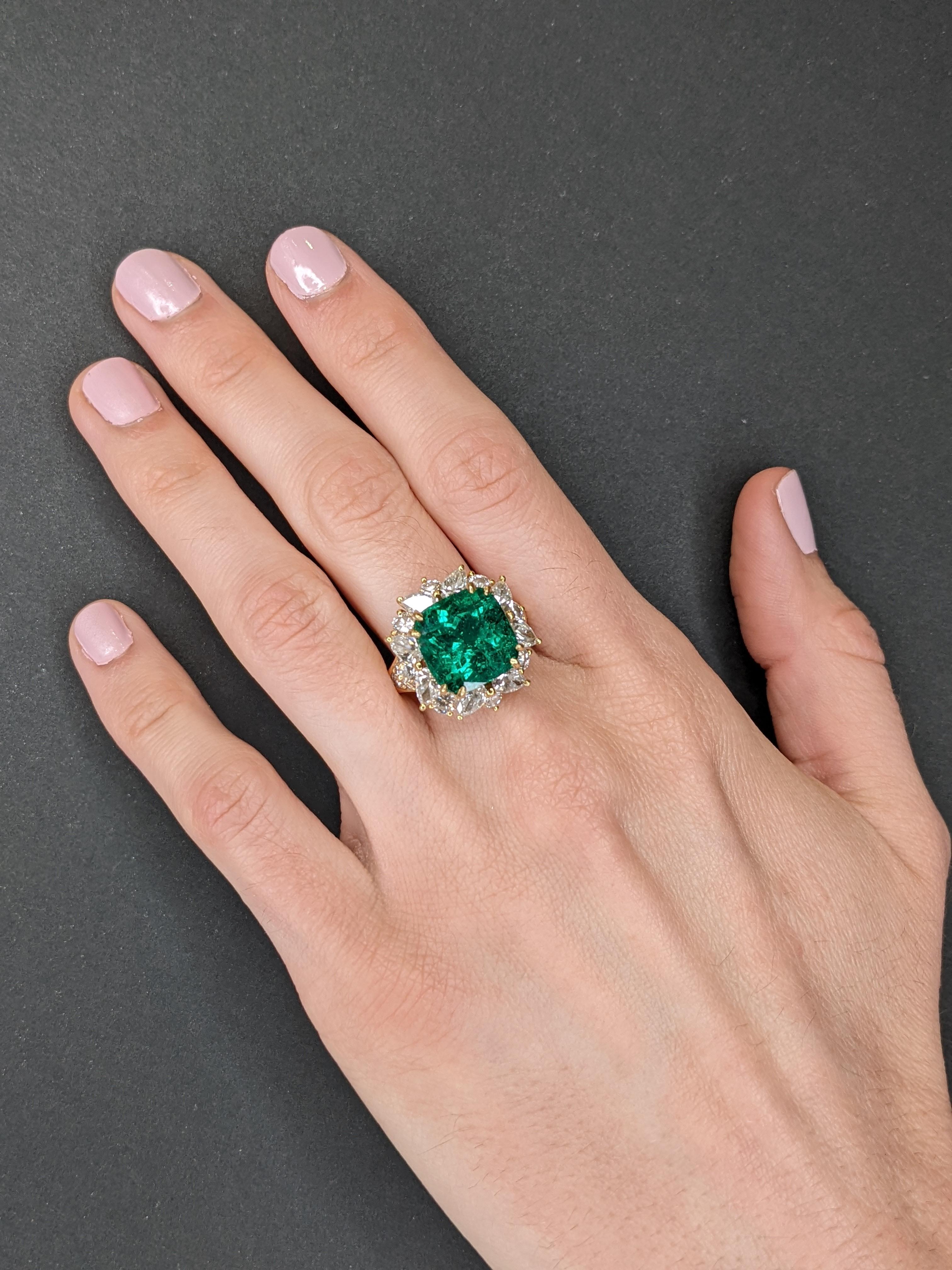 AGL Certified 8.39 Colombian Emerald and Diamond Ring In Excellent Condition For Sale In Greenville, DE