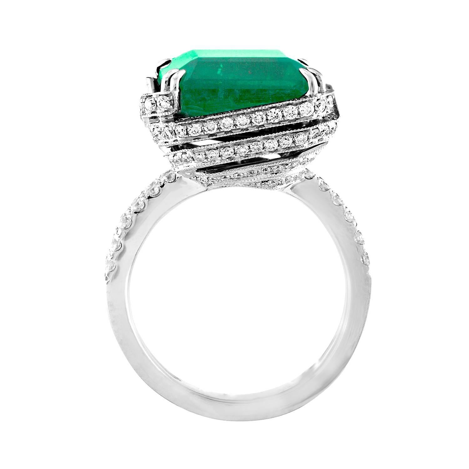 Abwandlung des klassischen Smaragdrings
Der Ring ist 18K Weißgold
Der Smaragd ist 8,81 Karat im Smaragdschliff
Der Emerald ist nur für die AGL-zertifizierte Ölbehandlung geeignet
Der Smaragd ist aus Brasilien
Es sind 1,16 Karat in Diamanten F/G